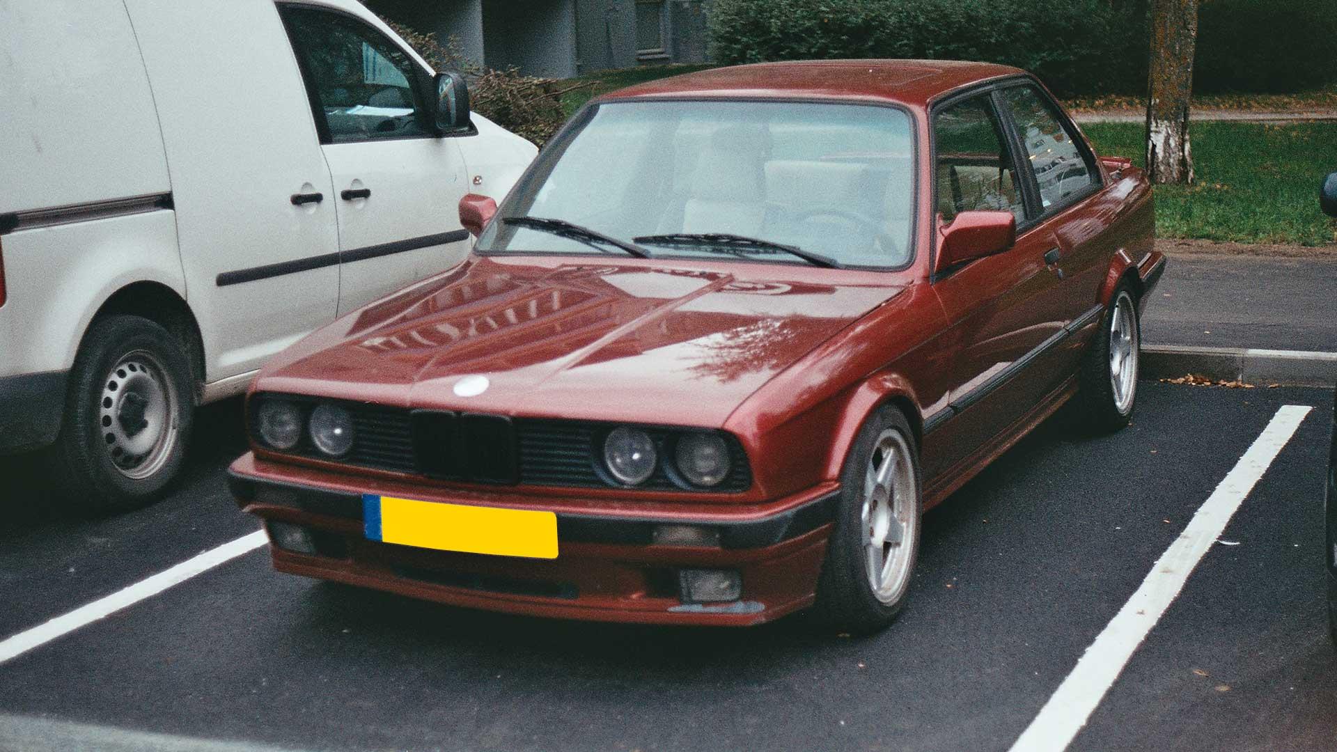 Oude BMW E30 3-serie voor artikel Kun je de eigenaar van een auto achterhalen met het kenteken?