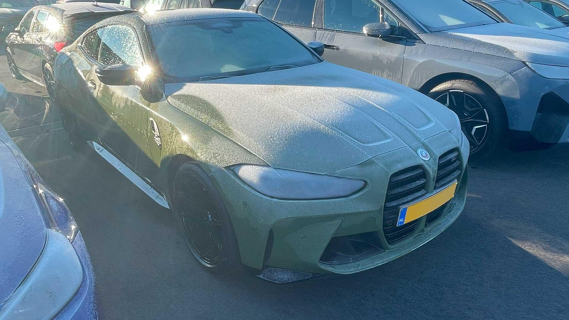 BMW M4 met ijs op de ruiten (vorst, krabben)