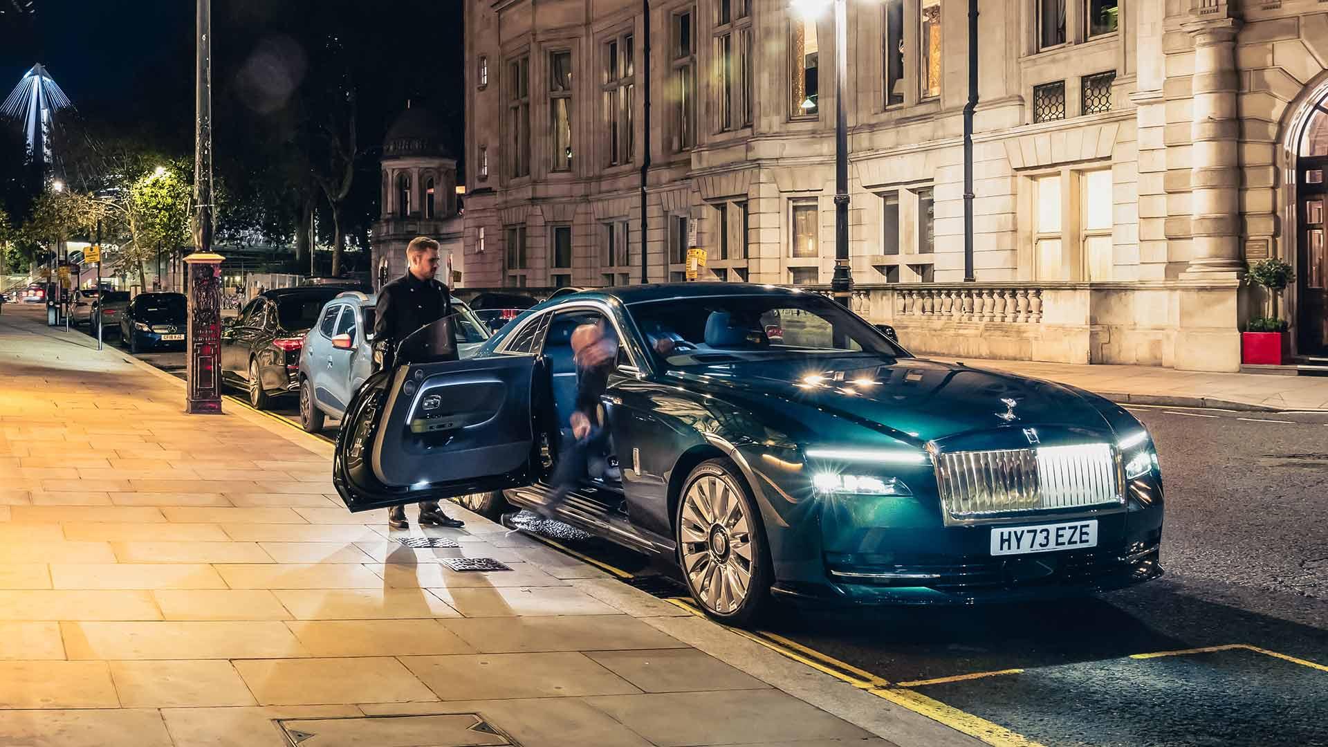 Rolls-Royce Spectre schuin voor deur open geparkeerd