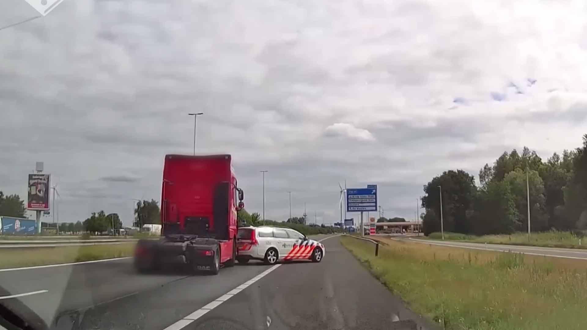 Gestolen vrachtwagen achtervolging PIT nederlandse politieauto