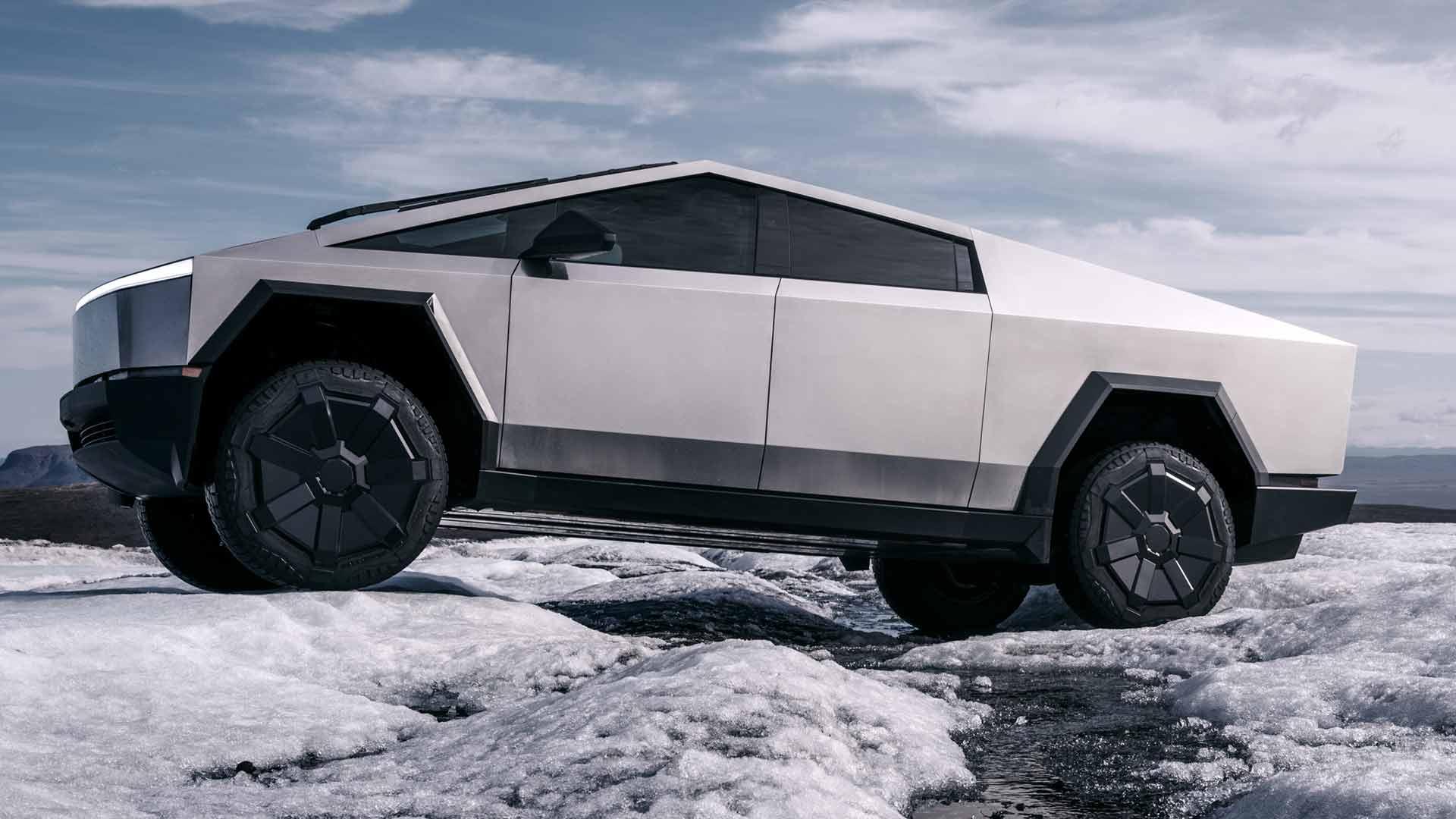 Tesla Cybertruck (2023) productiemodel zijkant sneeuw