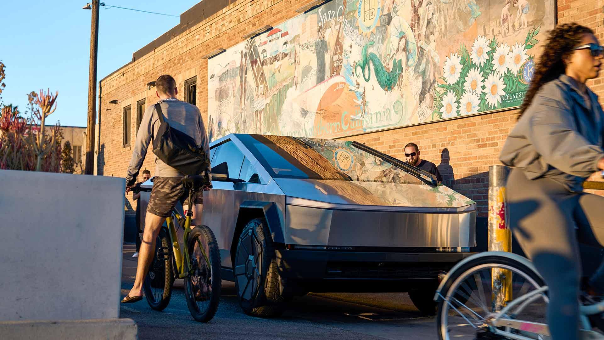 Tesla Cybertruck schuin voor steegje fietsers