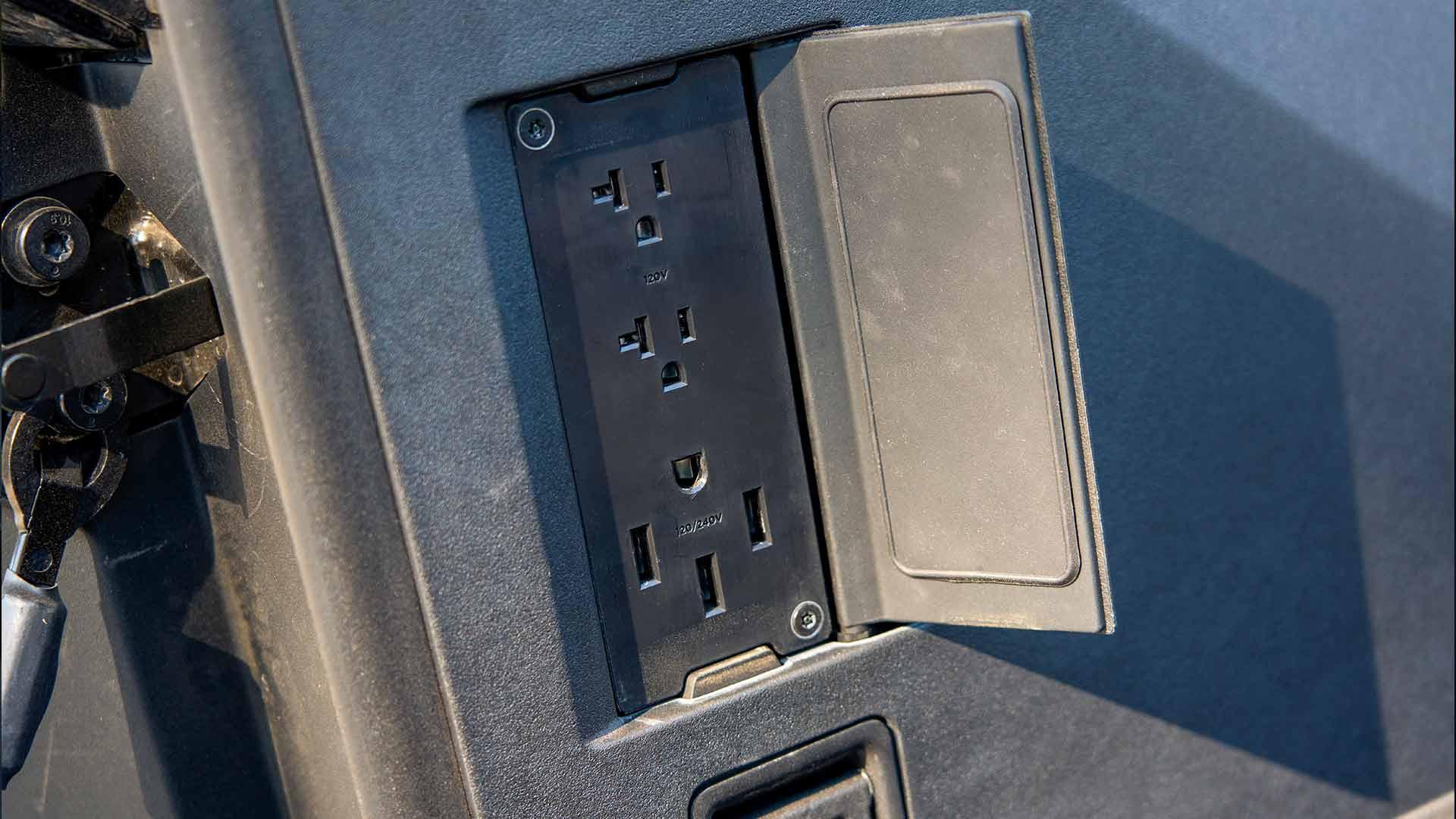 Tesla Cybertruck laadbak stopcontacten