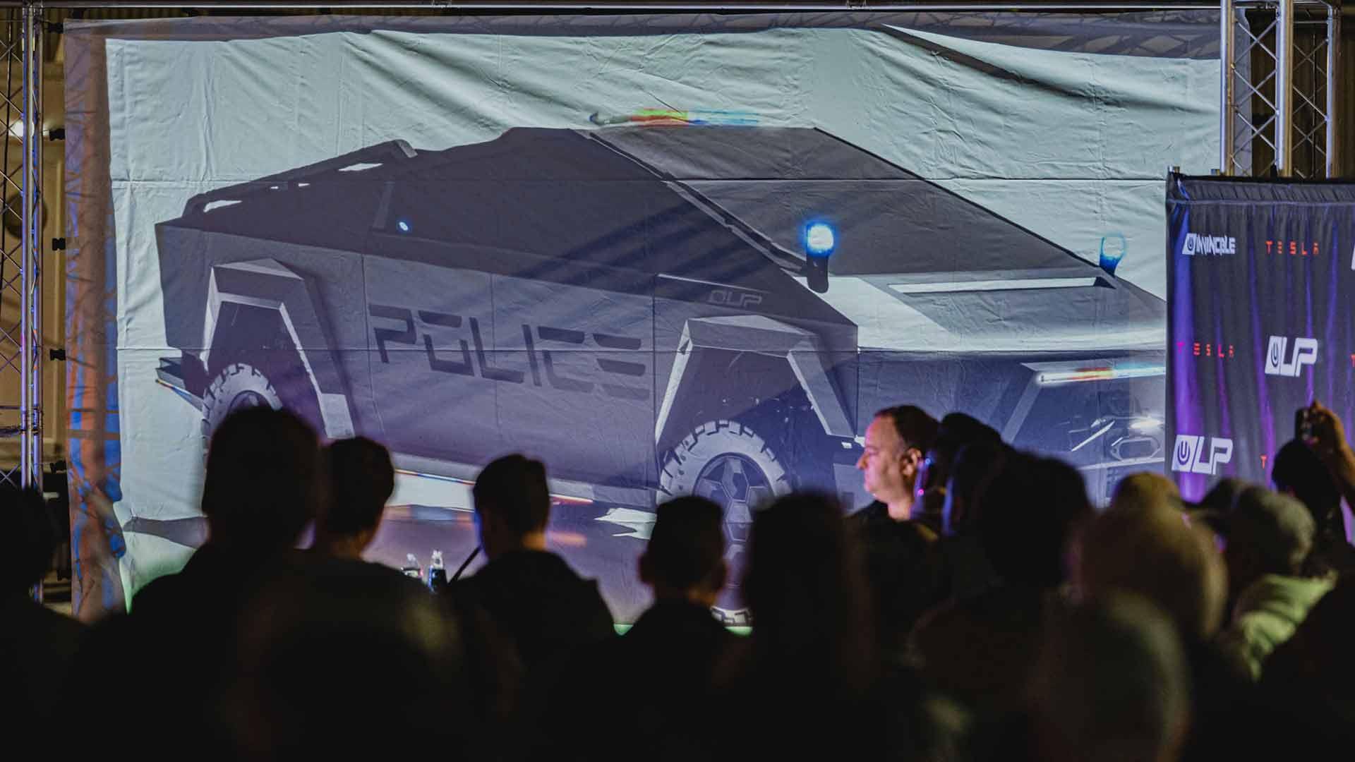 Performance of the Tesla Cybertruck Unplugged diagonally in front of the police
