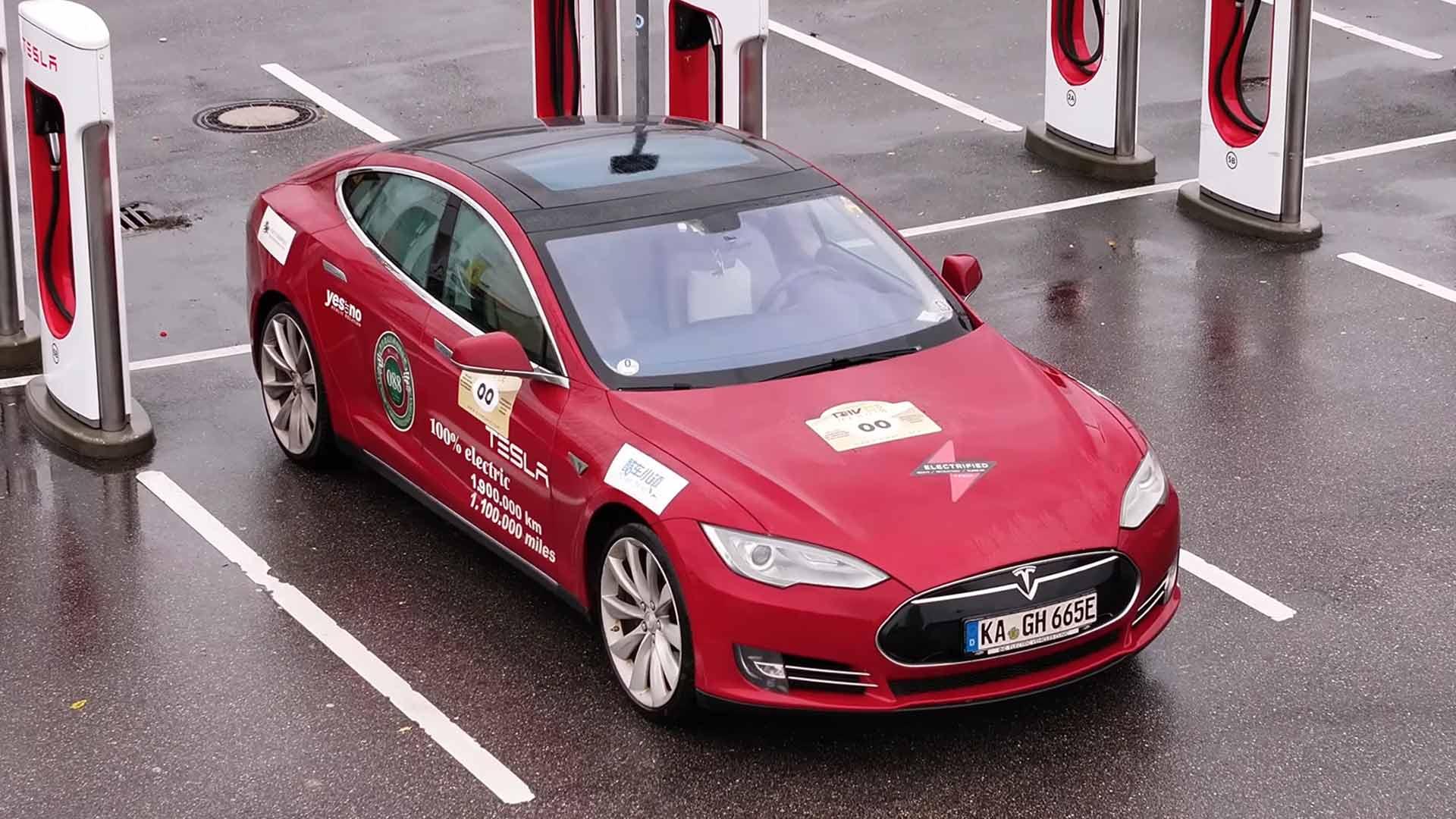 Tesla Model S 1,9 miljoen kilometer op de teller schuin voor