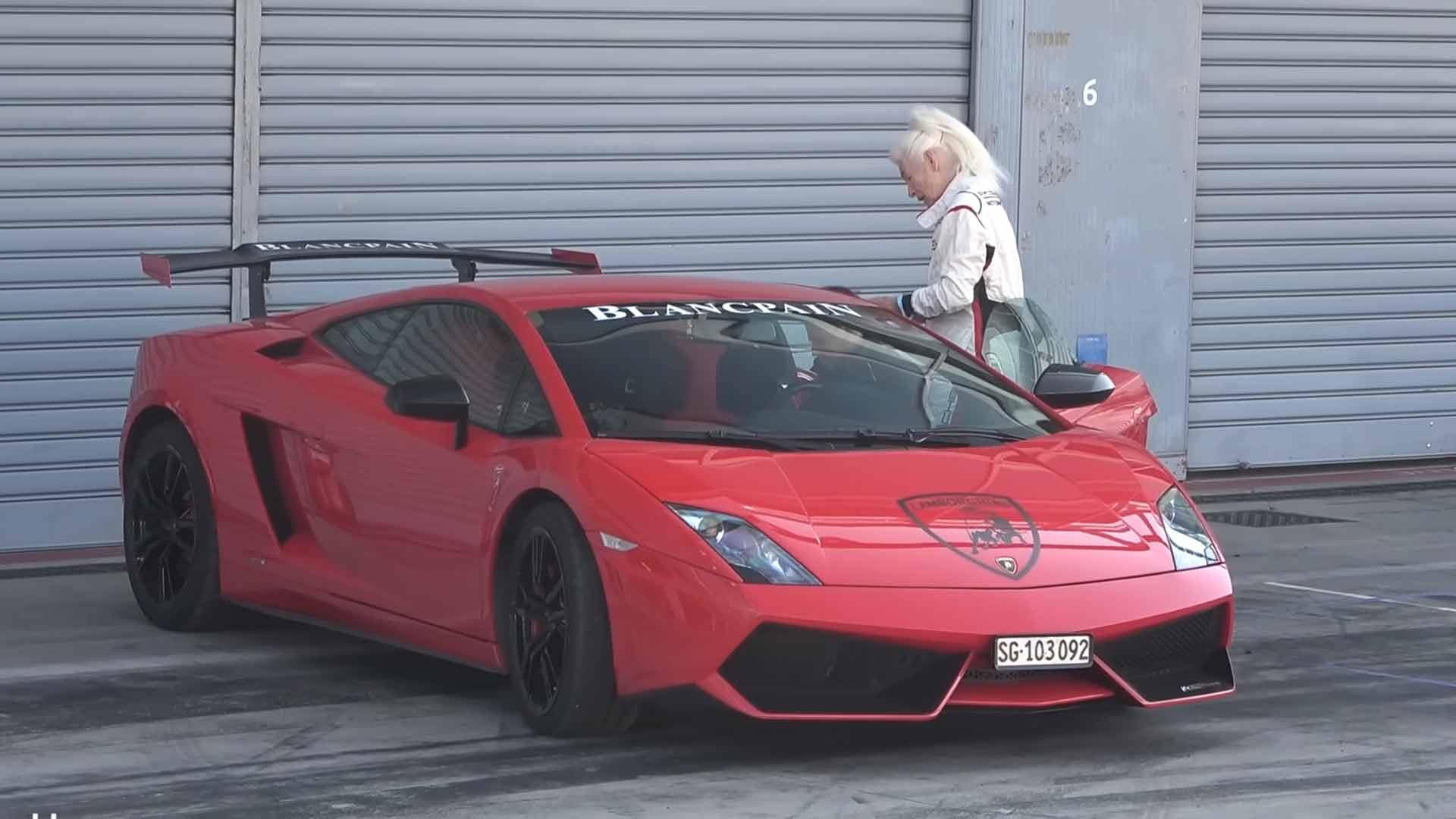 Lamborghini Gallardo Super Trofeo Stradale schuin voor 83-jarige Sonja Heiniger