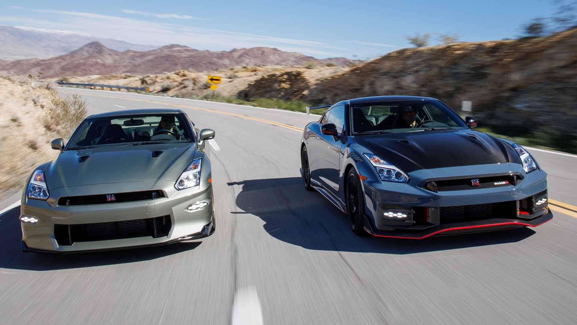 Nissan GT-R 2023 en Nissan GT-R Nismo rijdend voorkant