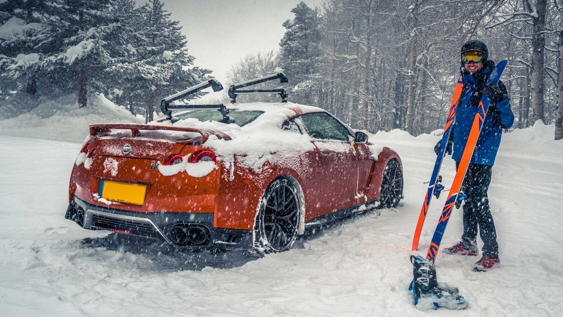 Nissan GT-R in de sneeuw met ski