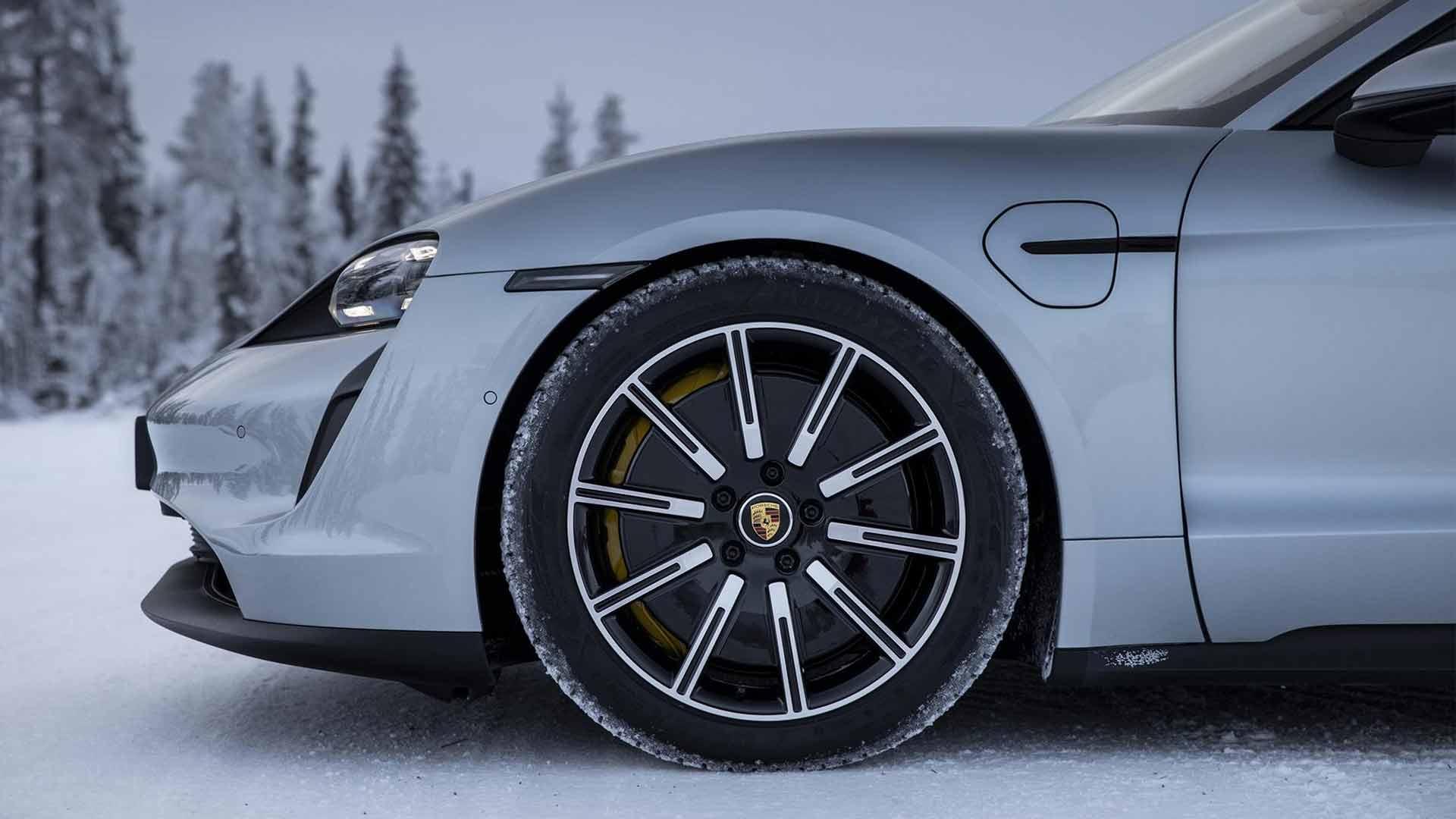 Porsche Taycan wiel sneeuw