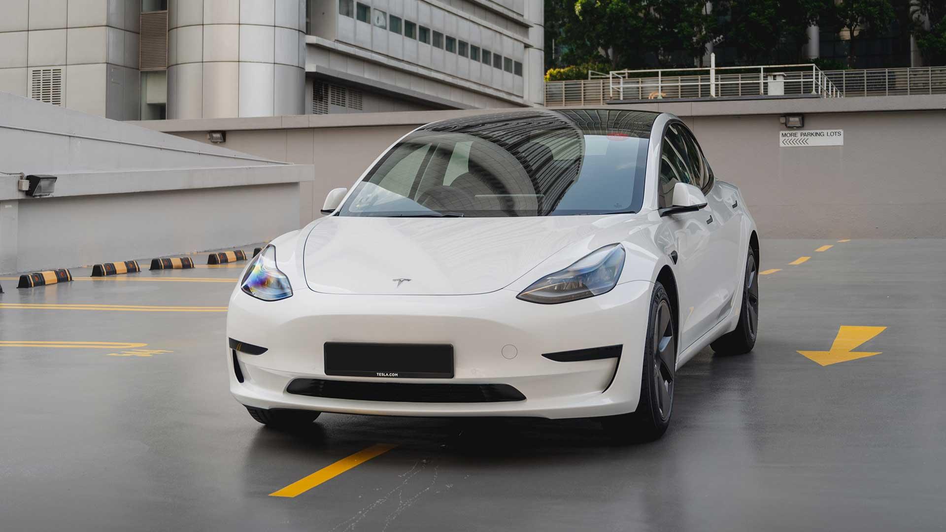 Tesla op parkeergarage dak