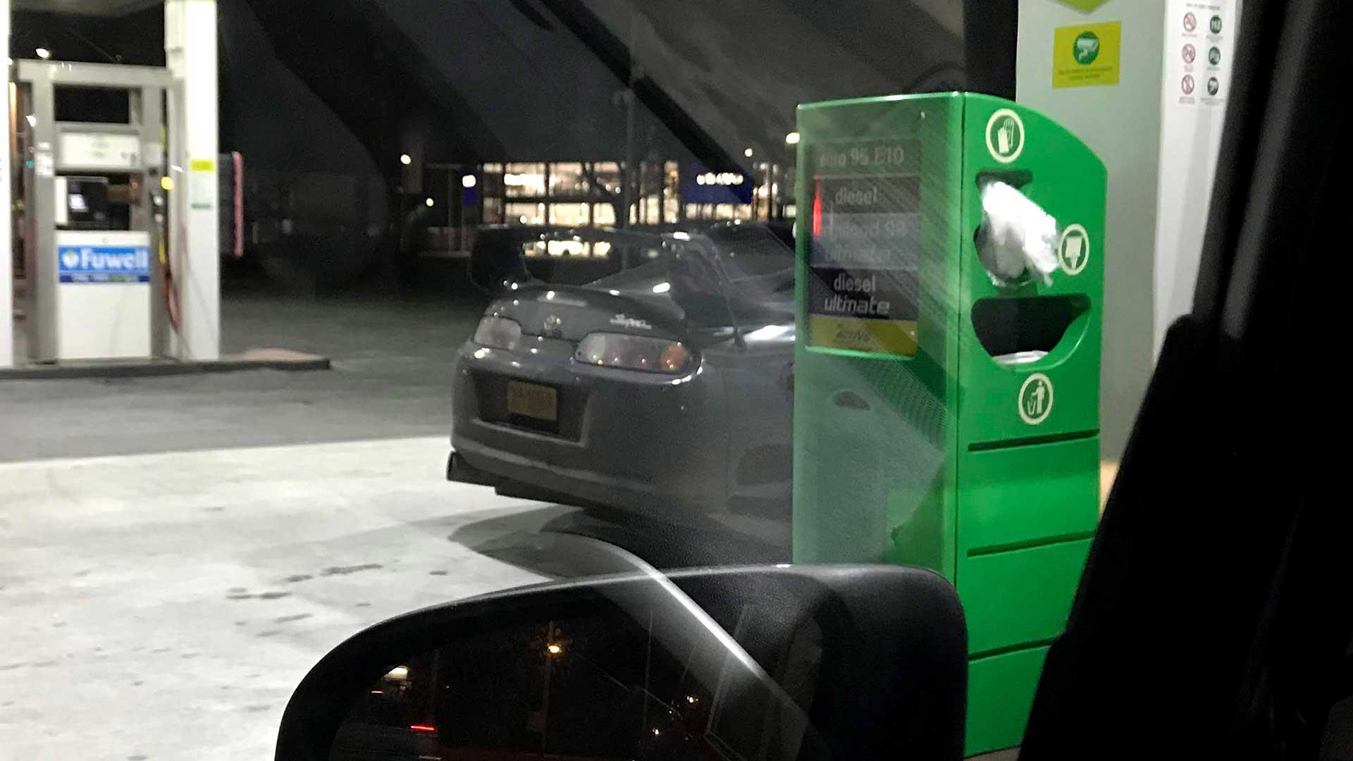 Toyota Supra bij tankstation BP tanken benzine