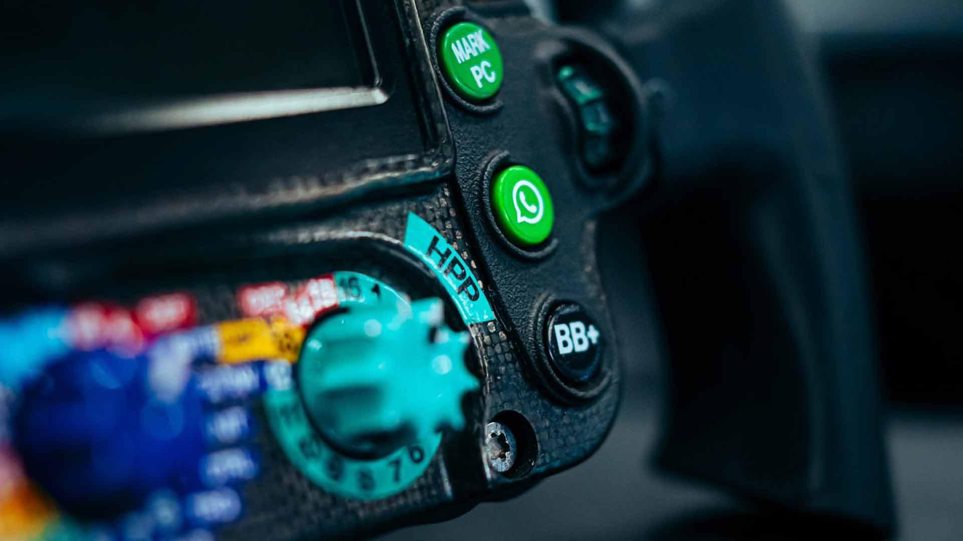 Mercedes F1 stuur met knop WhatsApp