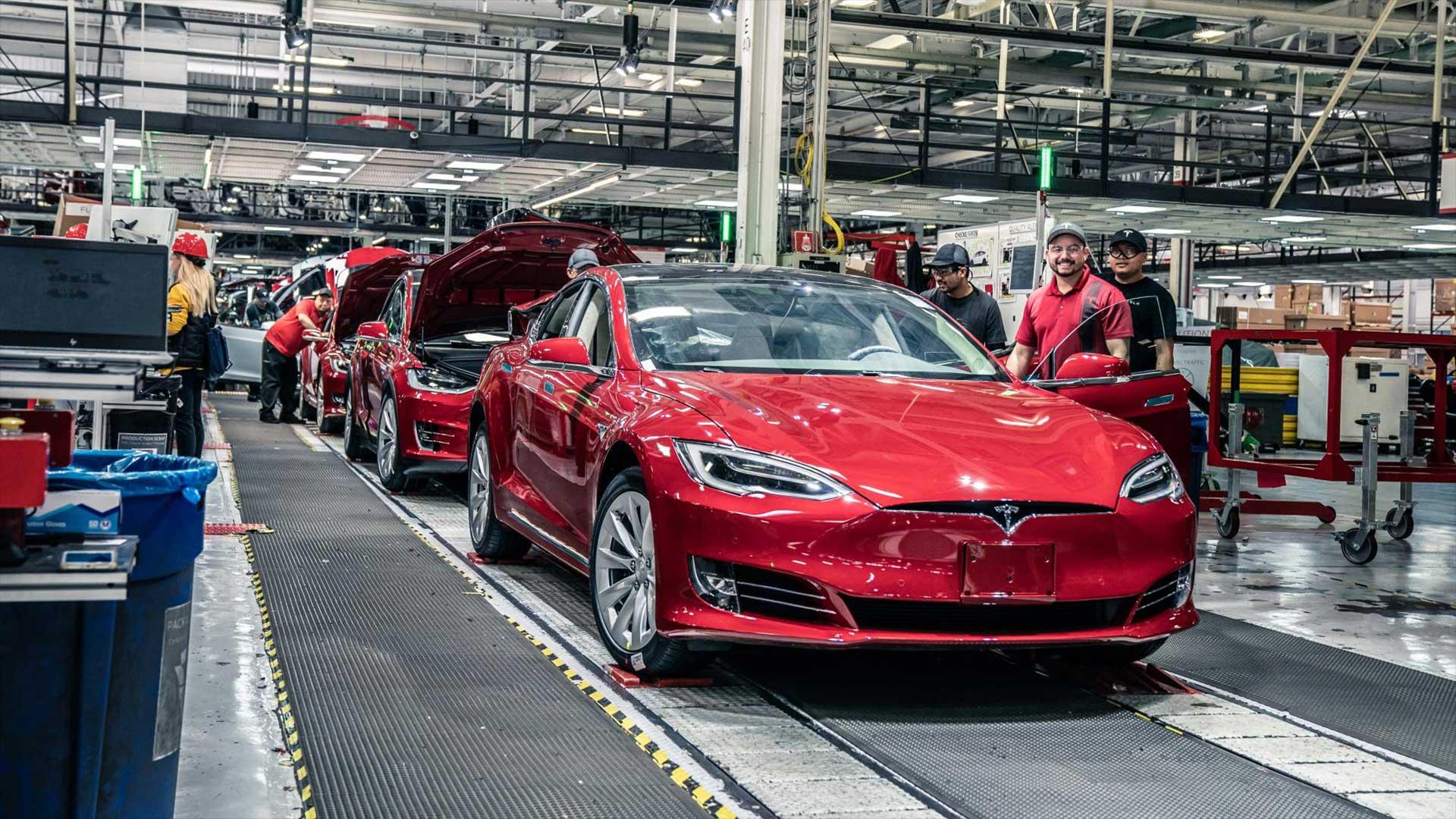 Waarom andere autofabrikanten al jaren miljarden euro's aan Tesla geven
