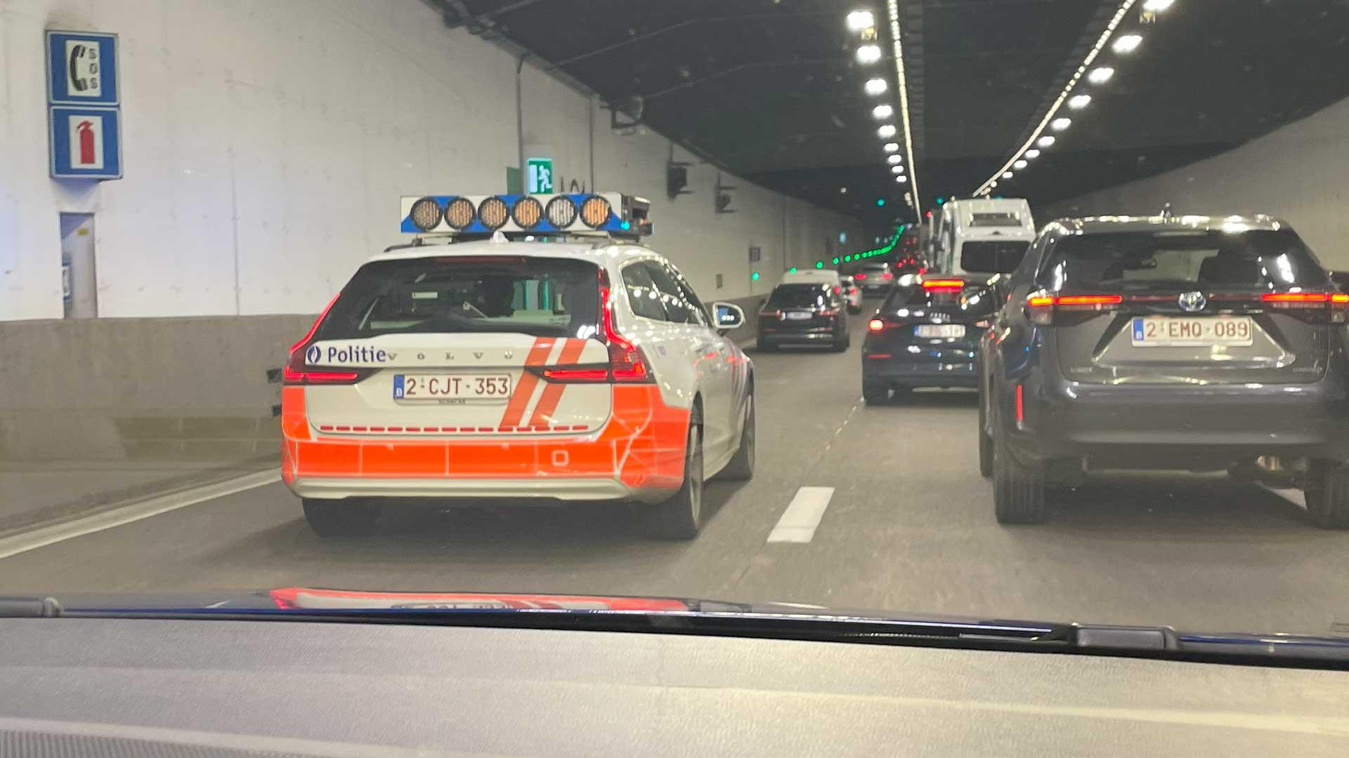 Belgische Volvo politieauto in tunnel in Belgie