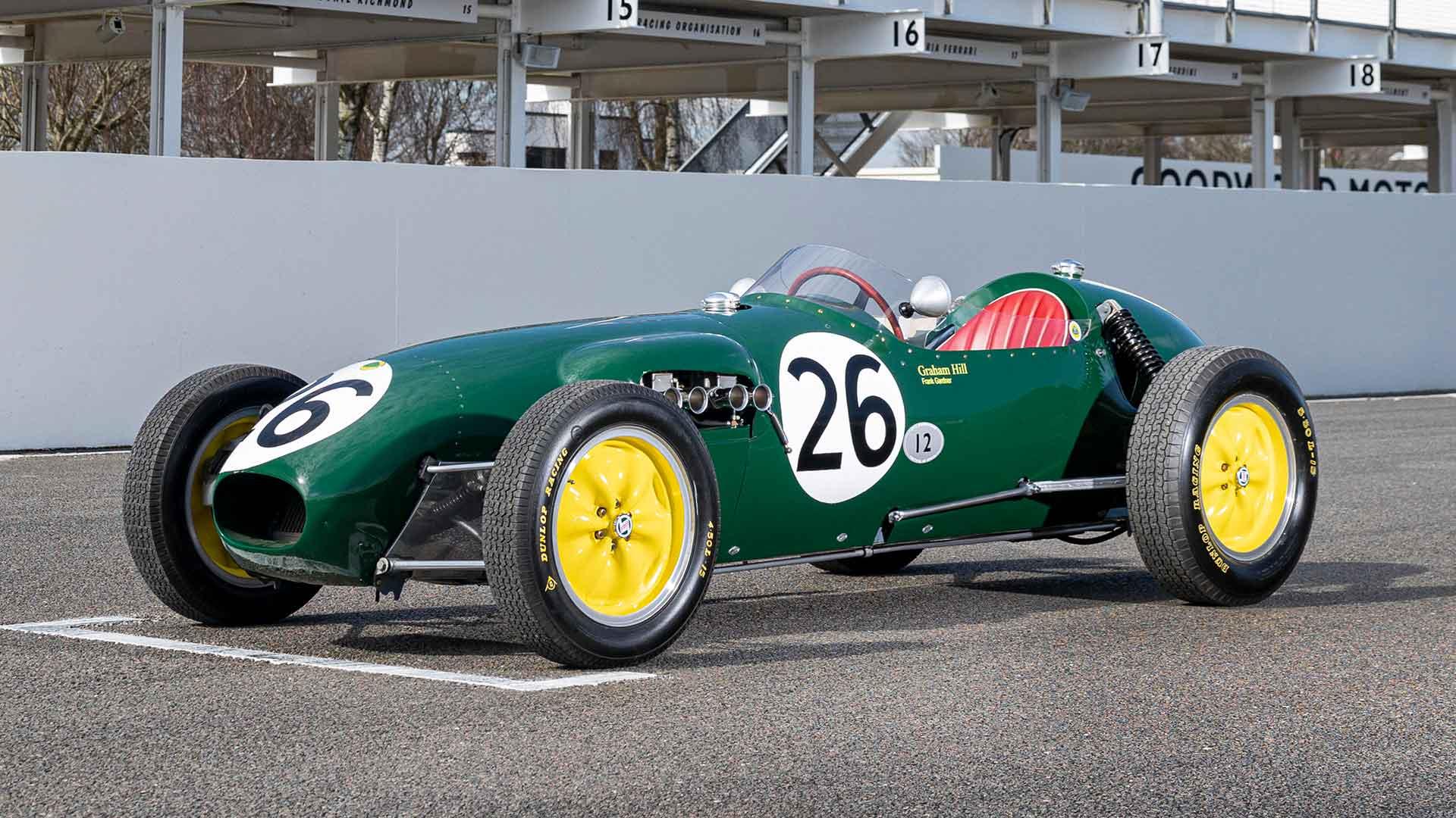 Eerste F1-auto Lotus schuin voor links