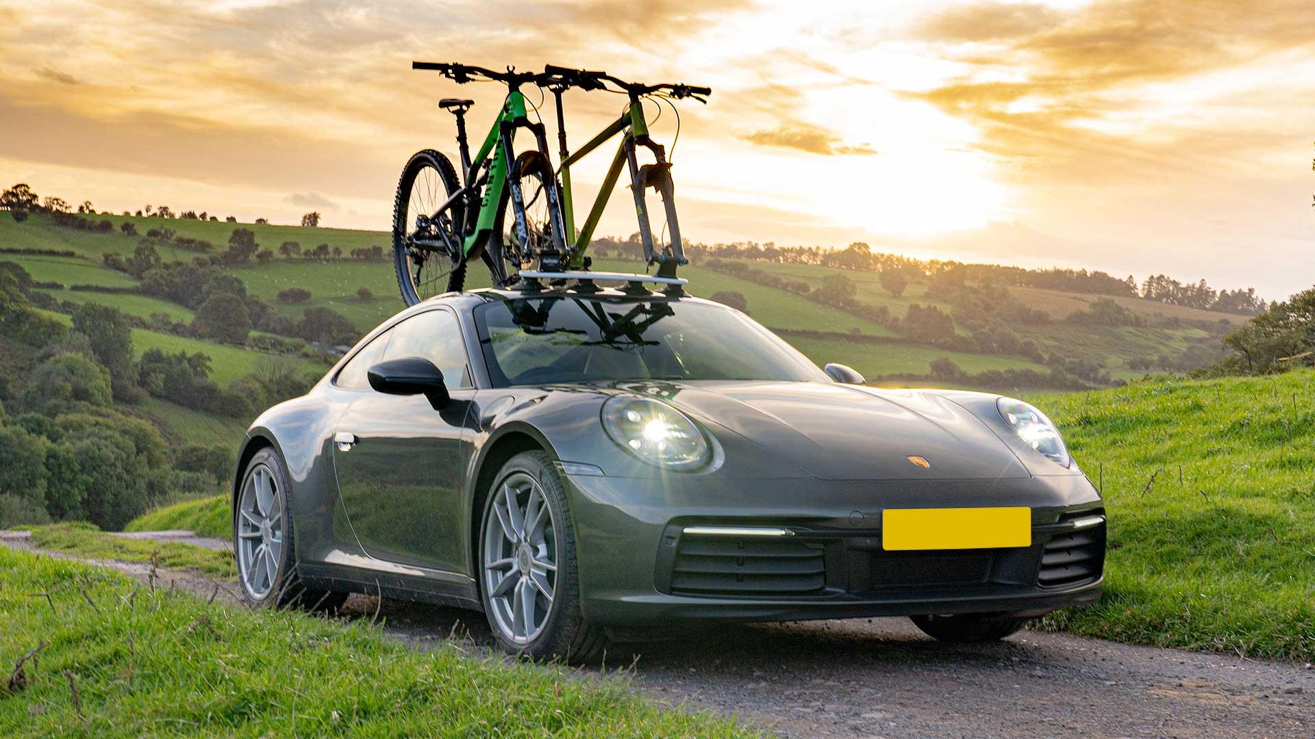 Fietsendrager op een Porsche 911 (922) met zuignap op de ruit