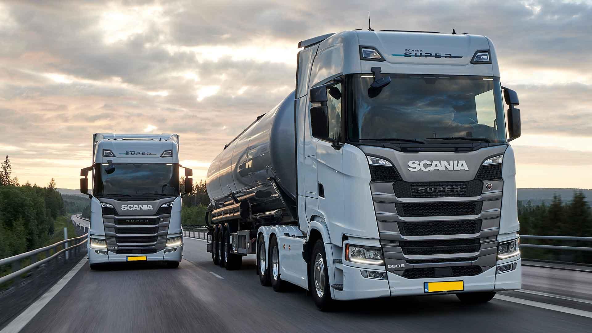 Scania Super vrachtwagens twee trucks rijdend snelweg gele plaat