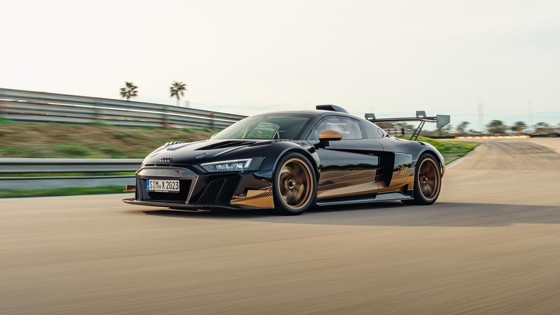 Abt XGT Audi R8 (2024) rijdend zijkant circuit