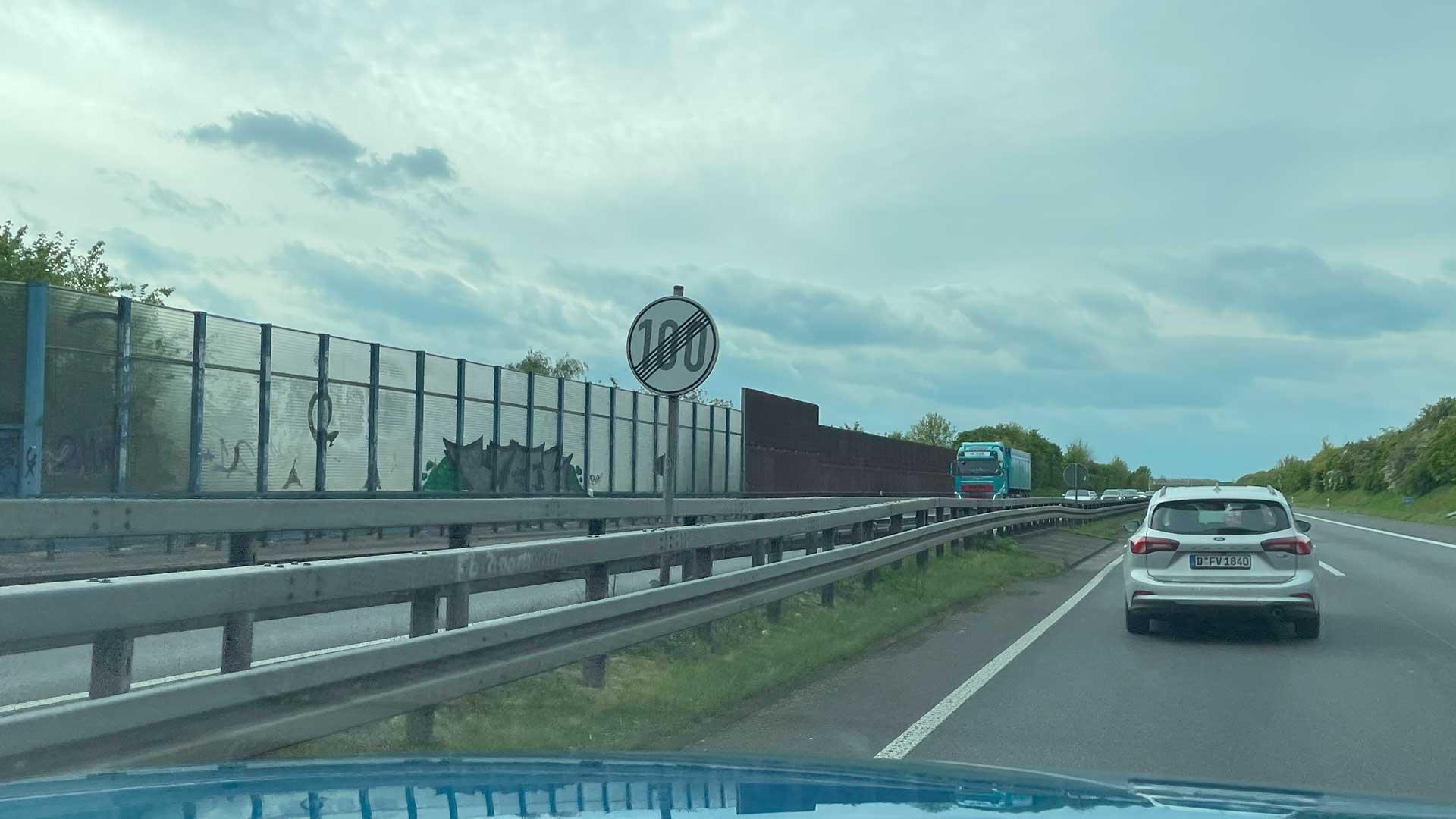 Autobahn onbeperkte snelheid bord 100