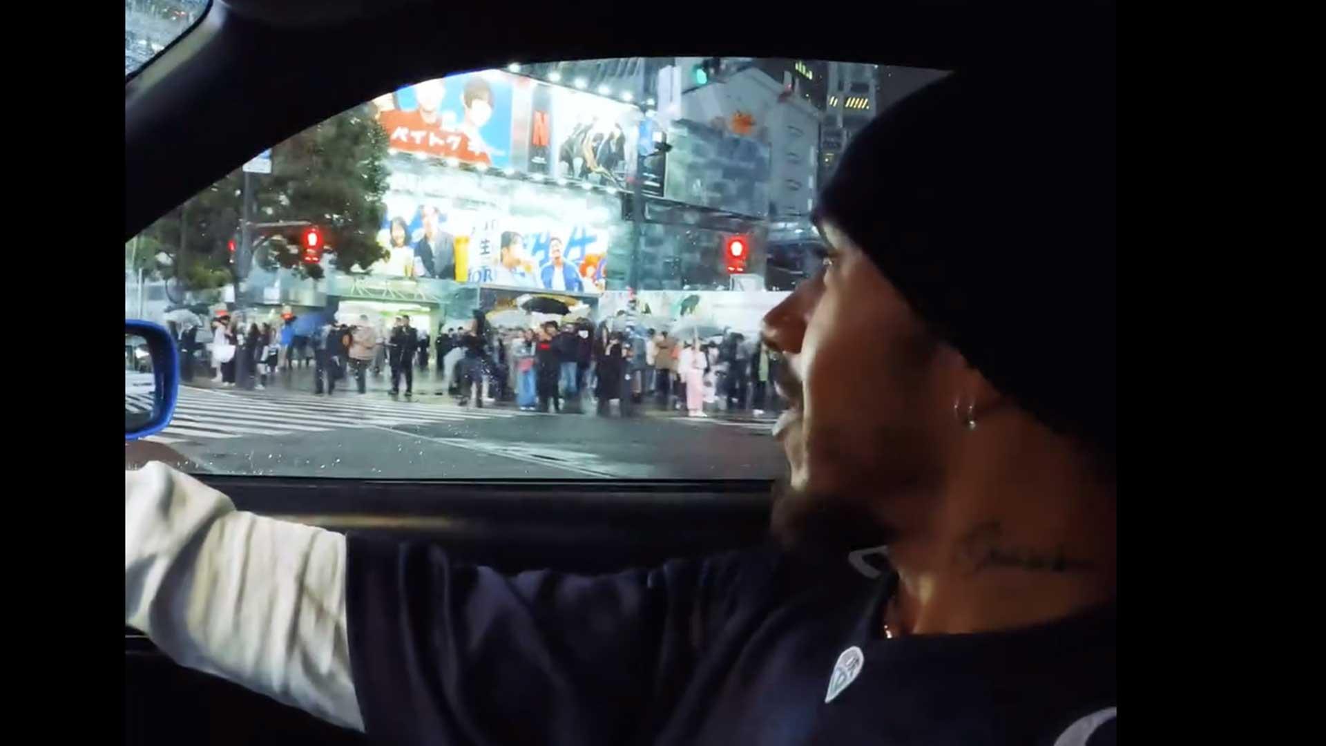 VIDEO: Lewis Hamilton gaat weer los in een Nissan Skyline GT-R in Tokio
