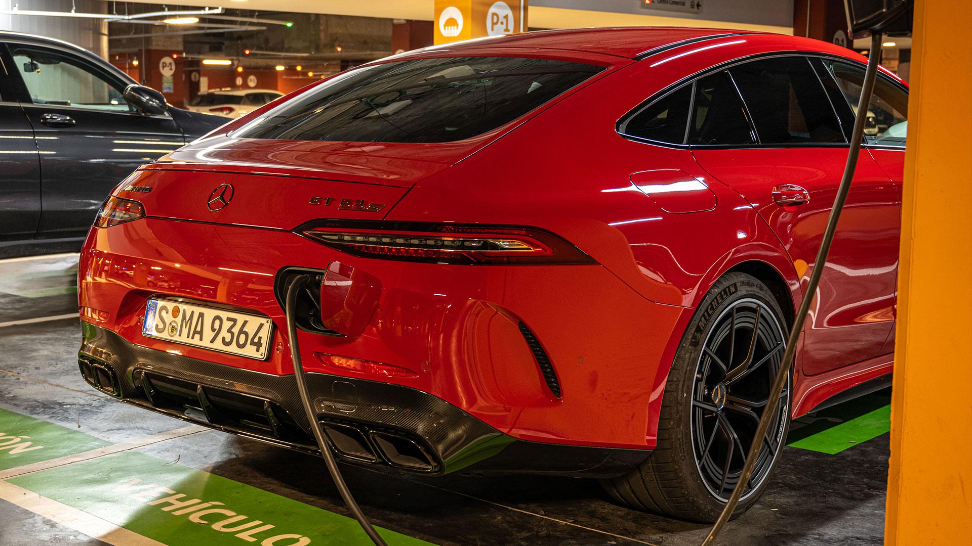 The Mercedes-AMG GT 63 SE Performance is shipped diagonally at the rear