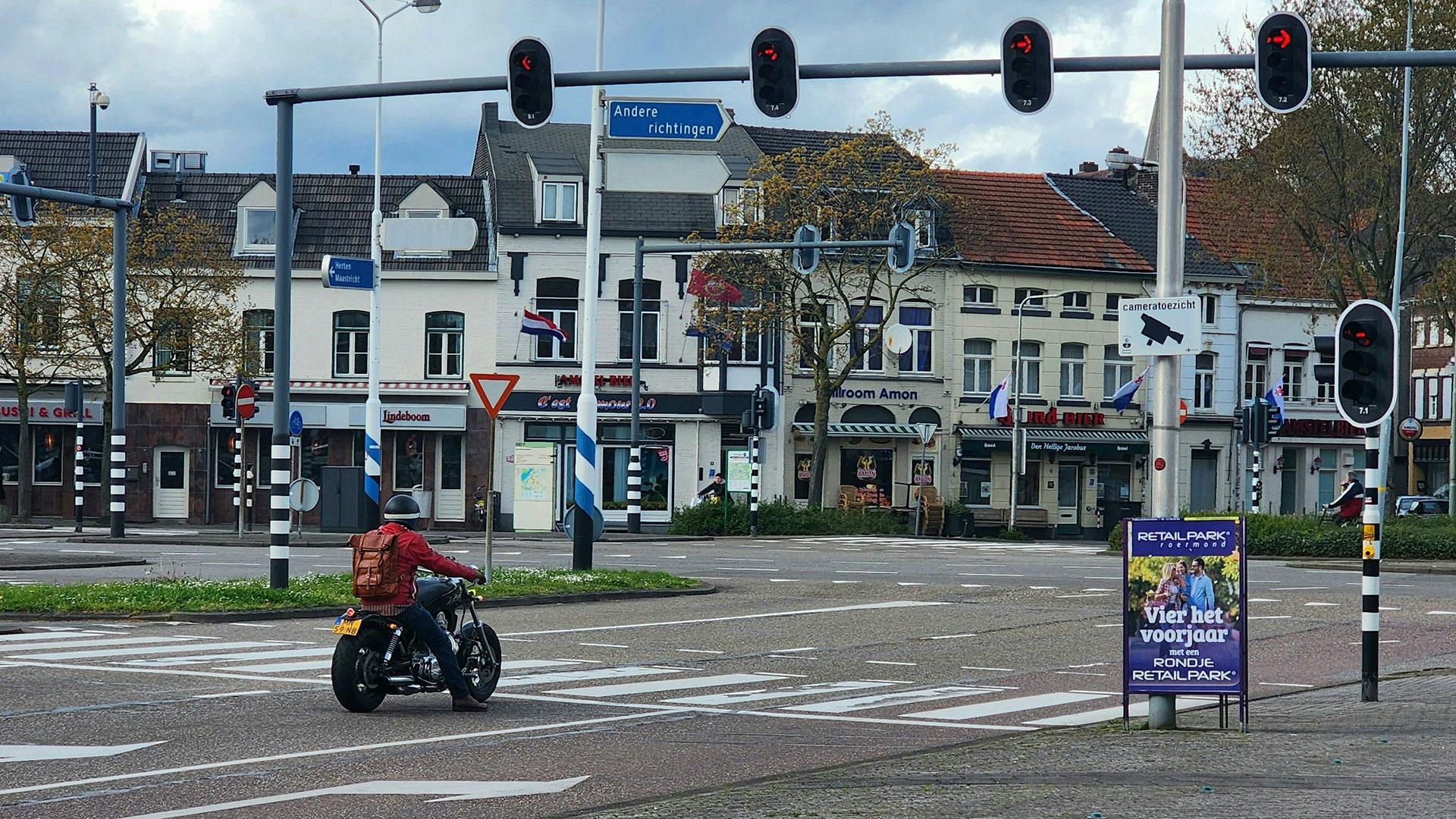 Motorfiets schuin achter bij een stoplicht in Nederland