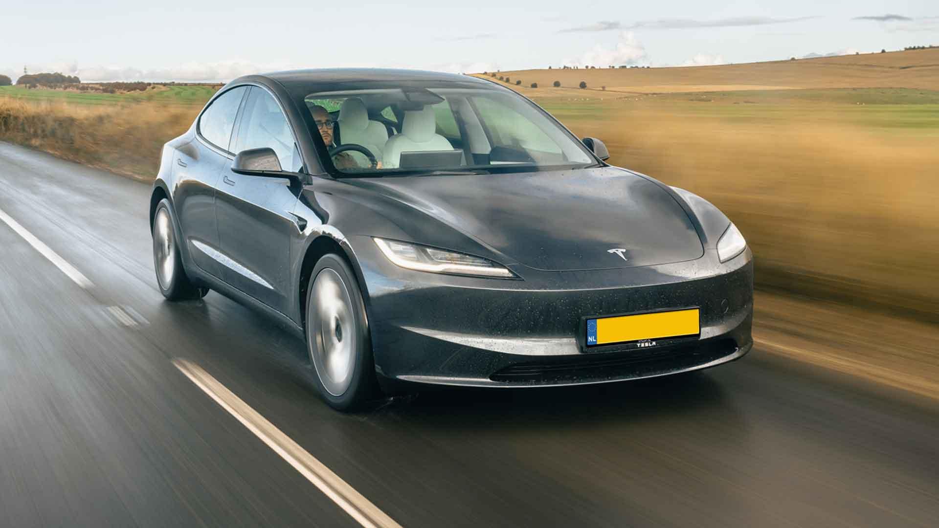 Tesla Model 3 facelift nederlands kenteken schuin voor