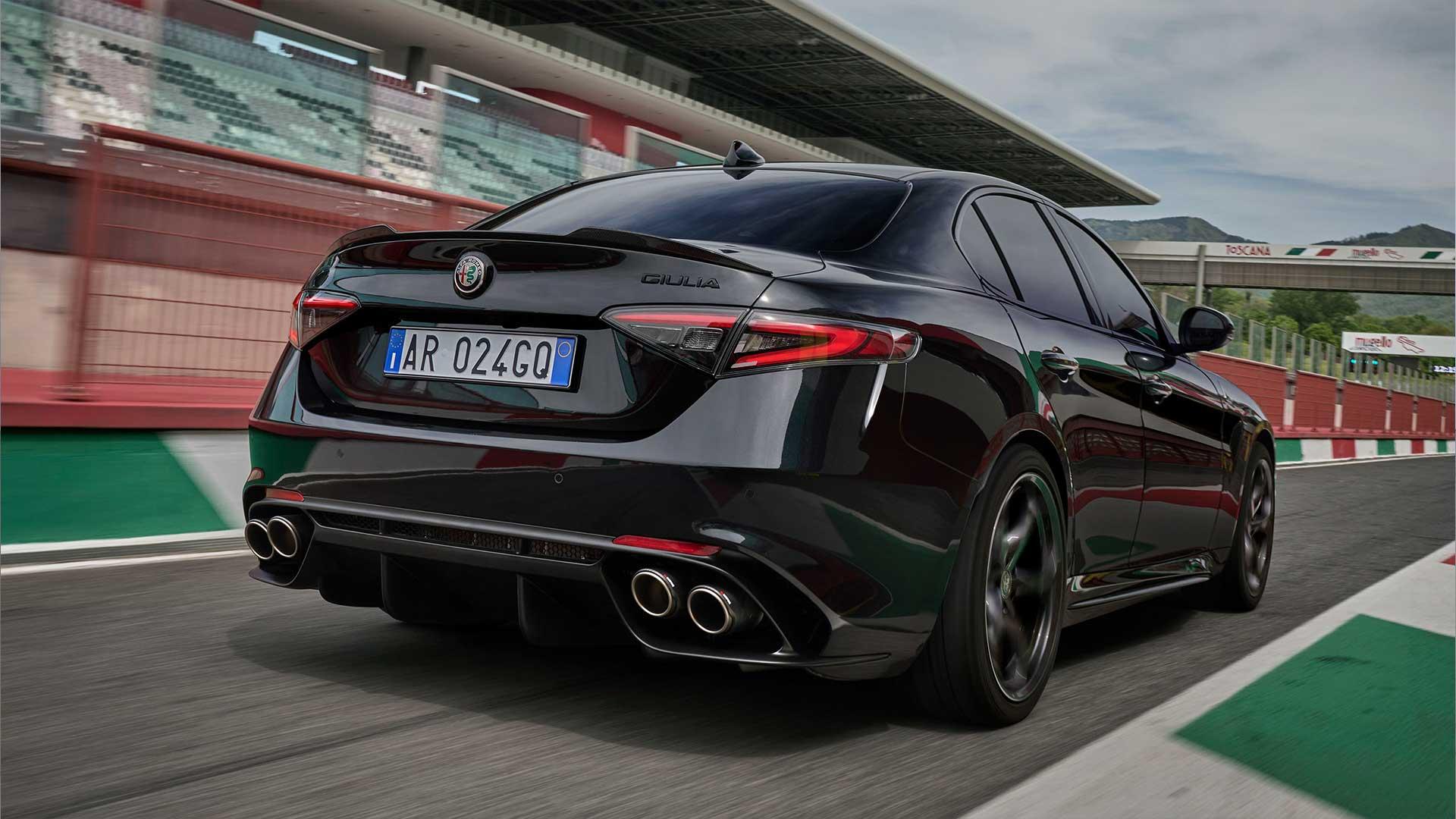 Alfa Romeo Giulia Quadrifoglio Super Sport achterkant en uitlaten