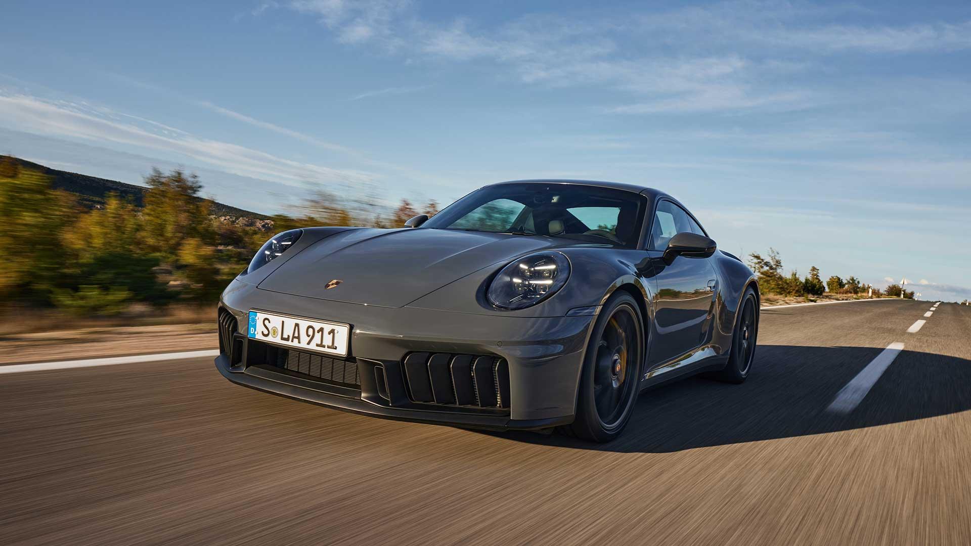 Porsche 911 Carrera GTS Hybrid rijdend schuinvoor