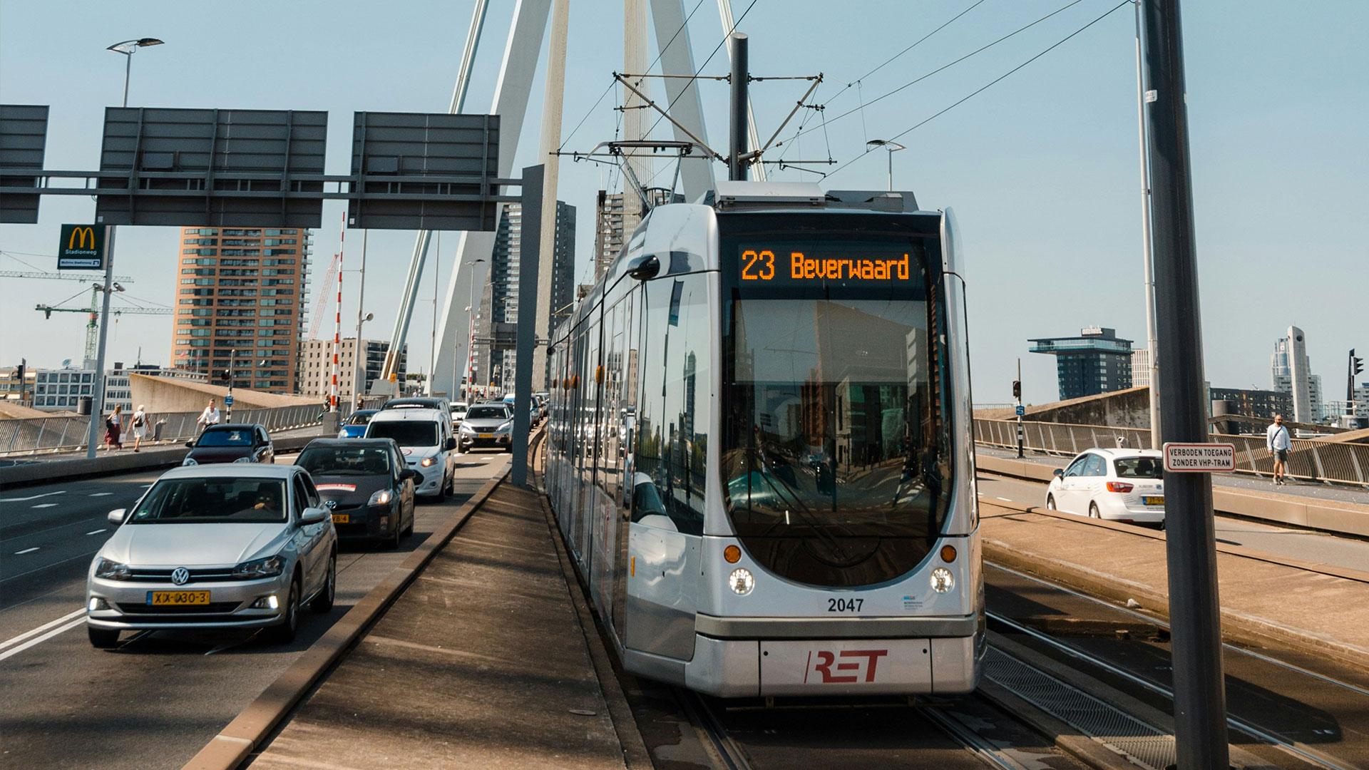 Tram RET en auto op Erasmusbrug Rotterdam
