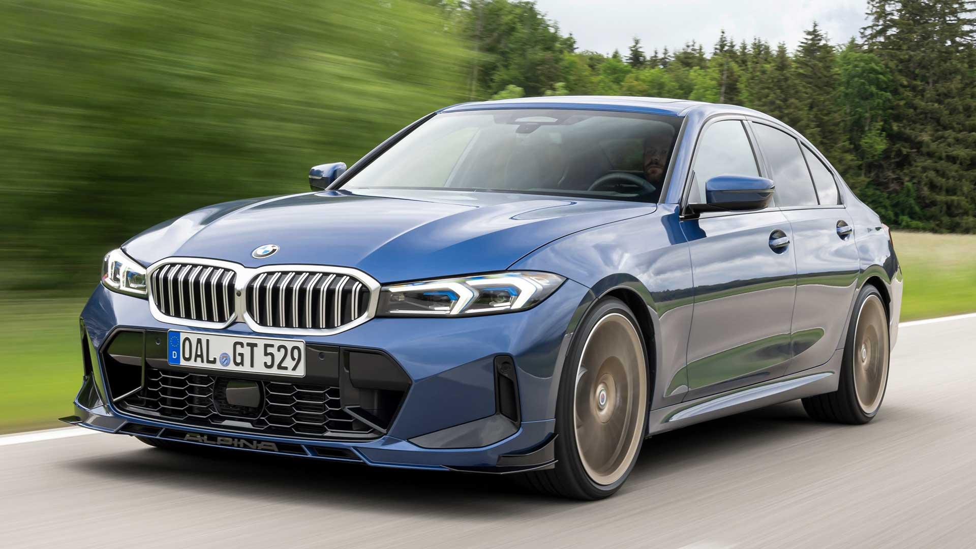 Alpina B3 GT (2024) rijdend schuin voor