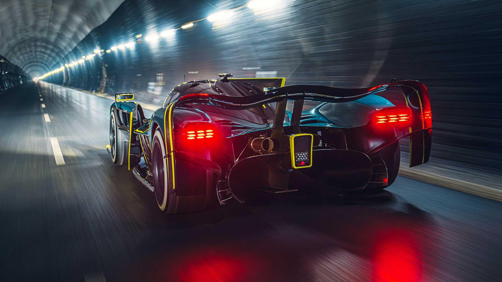 Aston Martin Valkyrie AMR Pro rijdend schuin achter tunnel