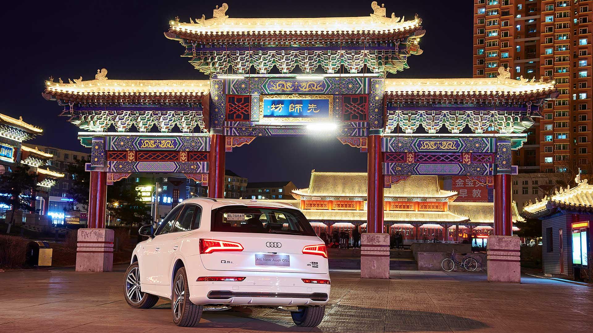 Audi Q5L schuin achter in China bij poort