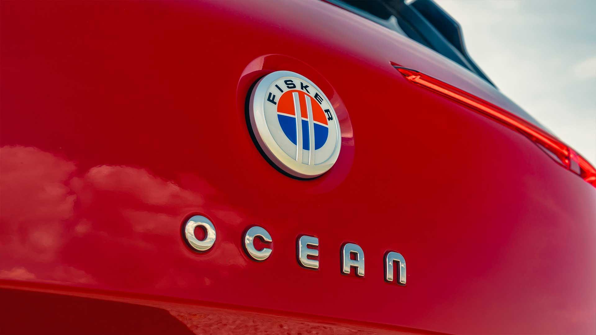 Fisker Ocean achterkant dichtbij Fisker-logo badge en Ocean badge