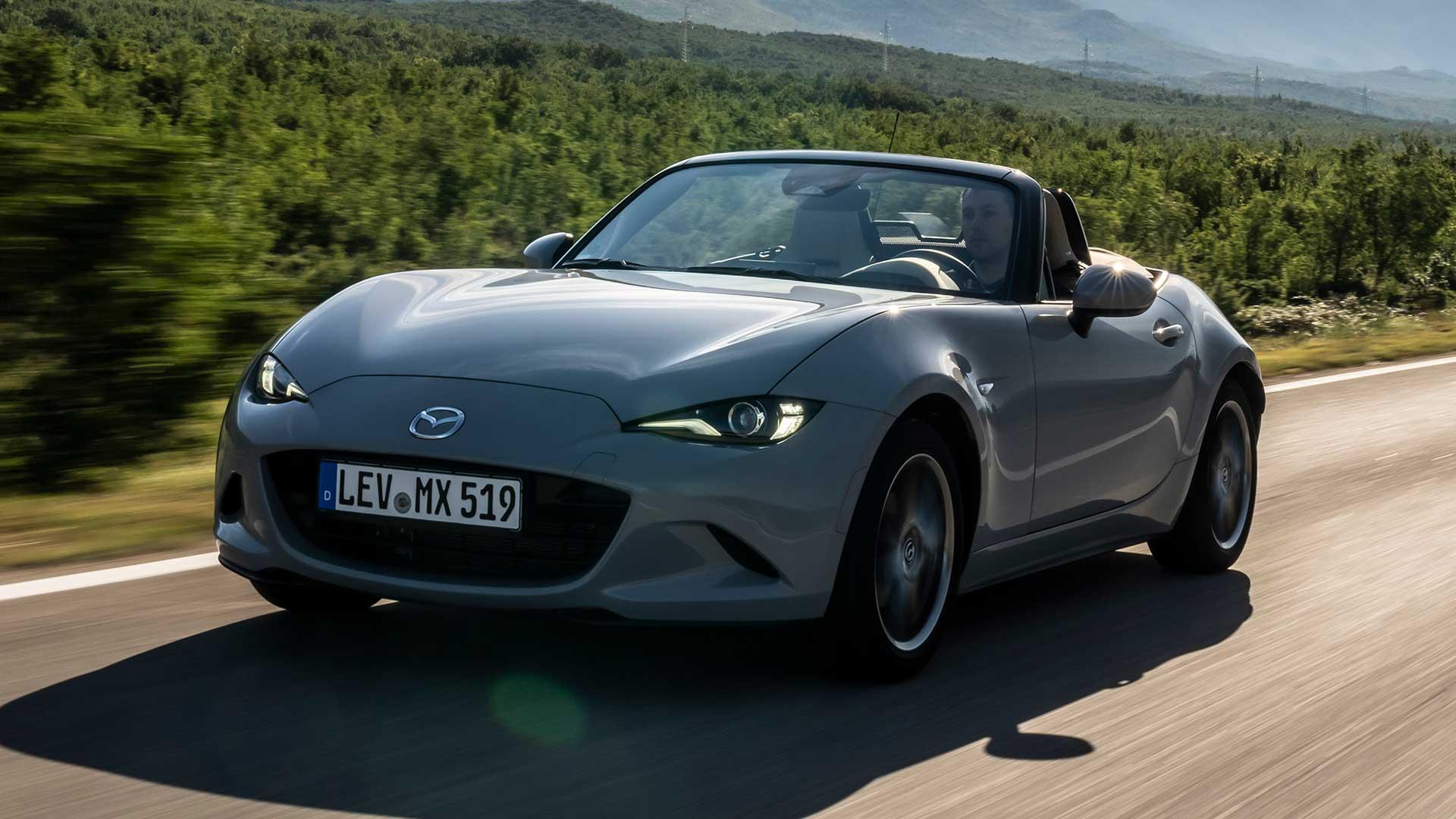 Mazda MX-5 Kazari rijdend schuin voor