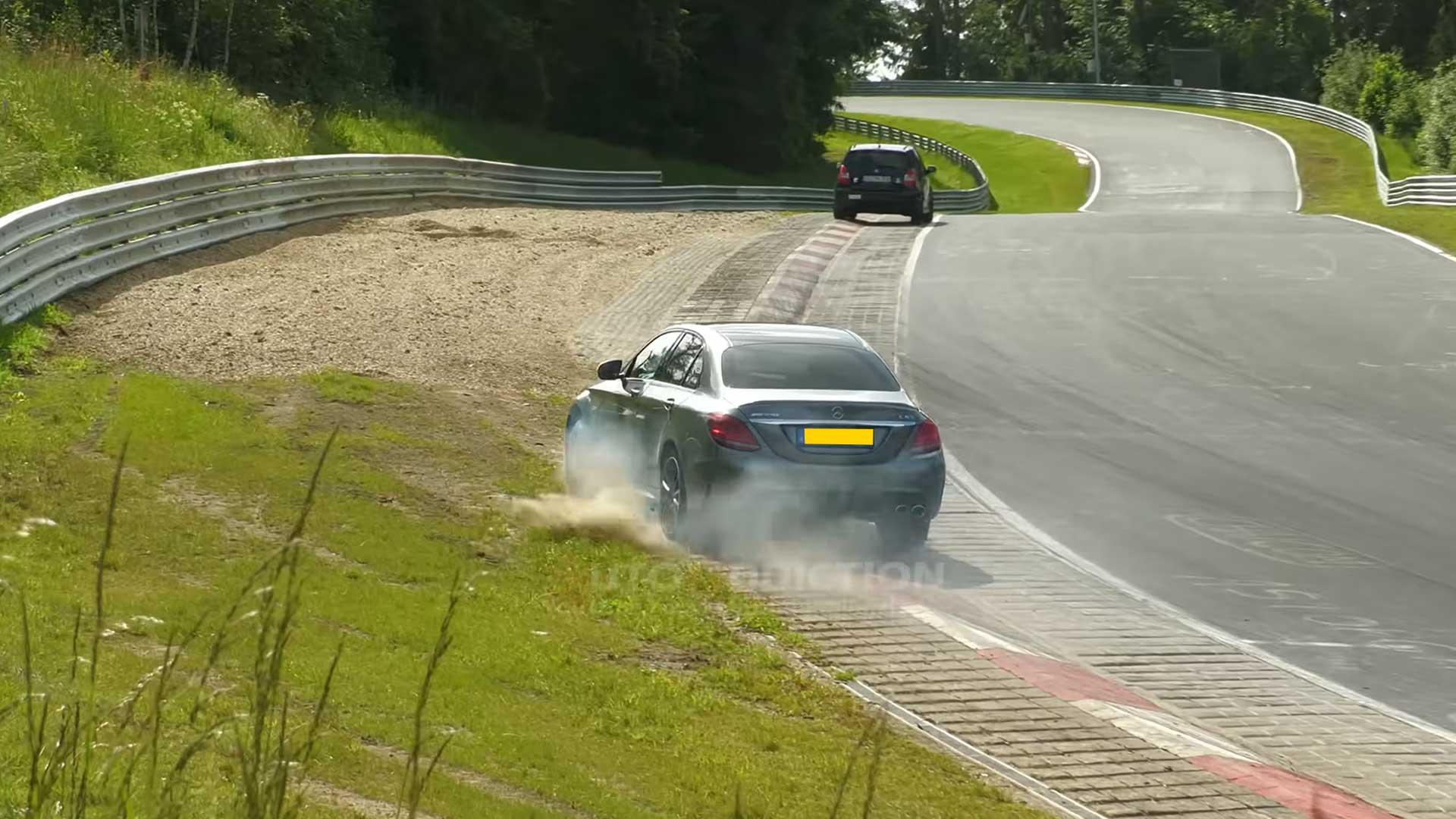 Mercedes rijdend achterkant Nürburgring Youtube-corner bijna crash