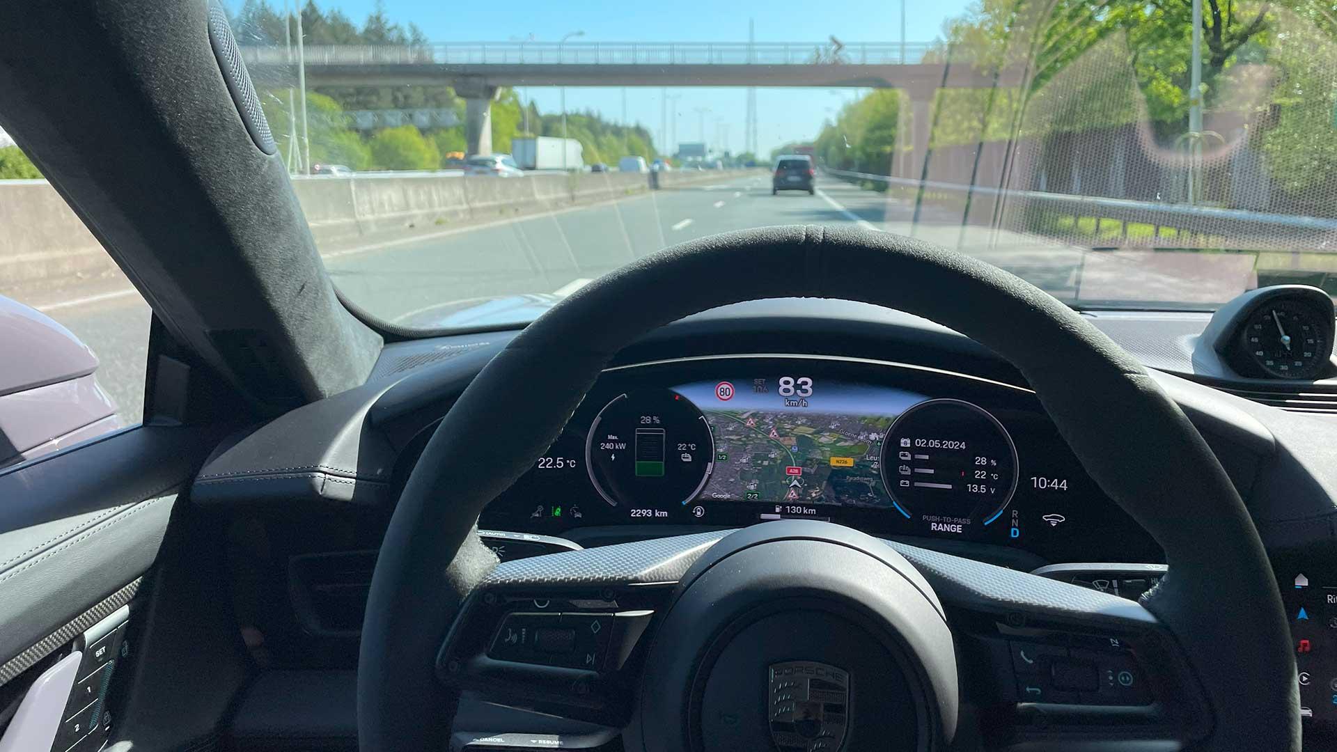 Porsche Taycan Turbo S op de snelweg met 83 km/u (parallelweg) teller accu scherm