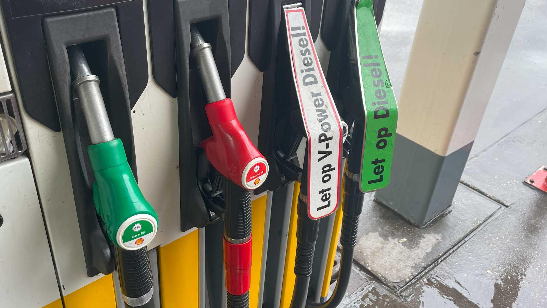 Benzine aan de pomp (en diesel) tanken bij tankstation