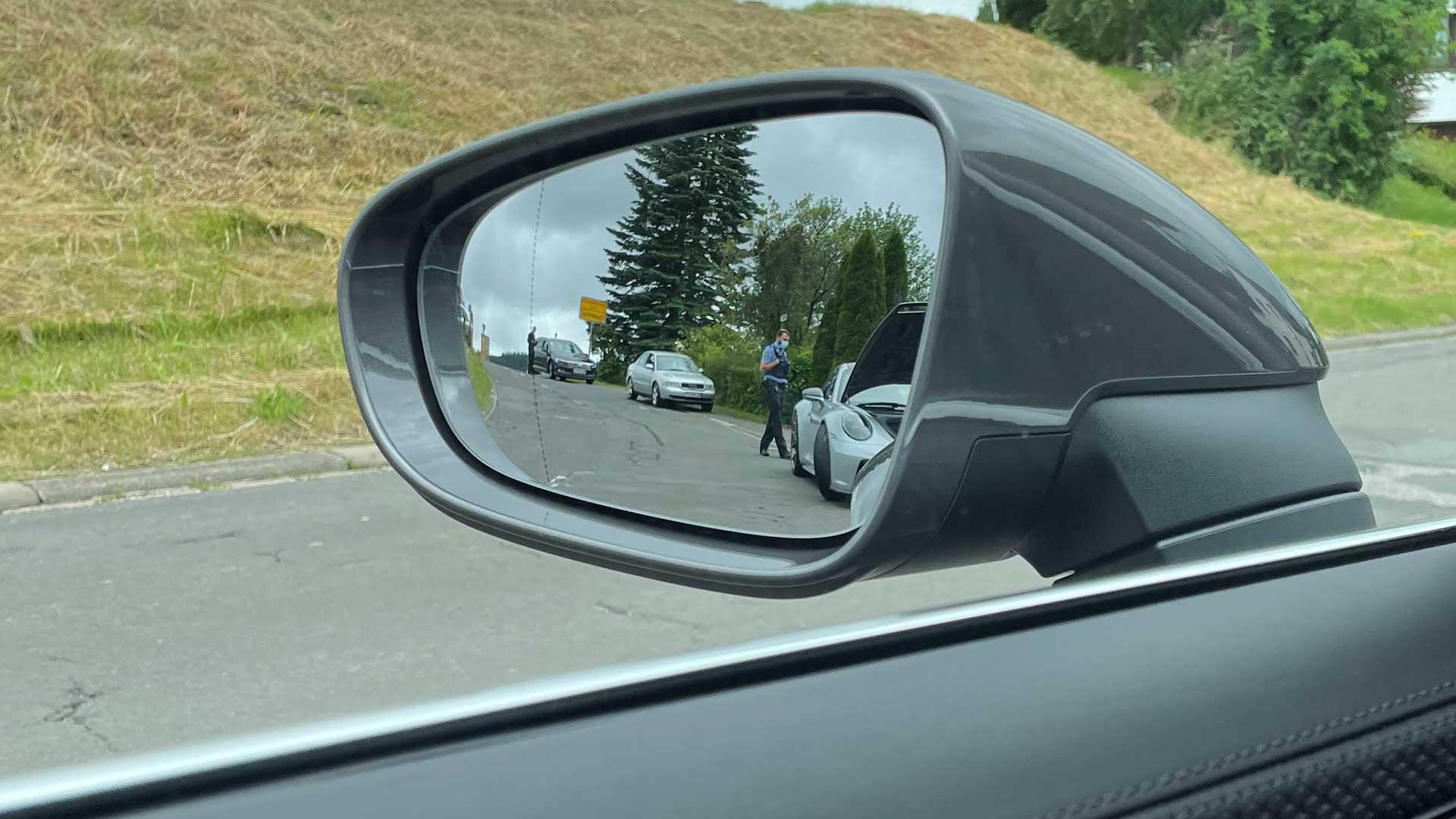 Buitenspiegel van een Porsche 911 GT3 (992) bij een staandehouding van de echte Polizei