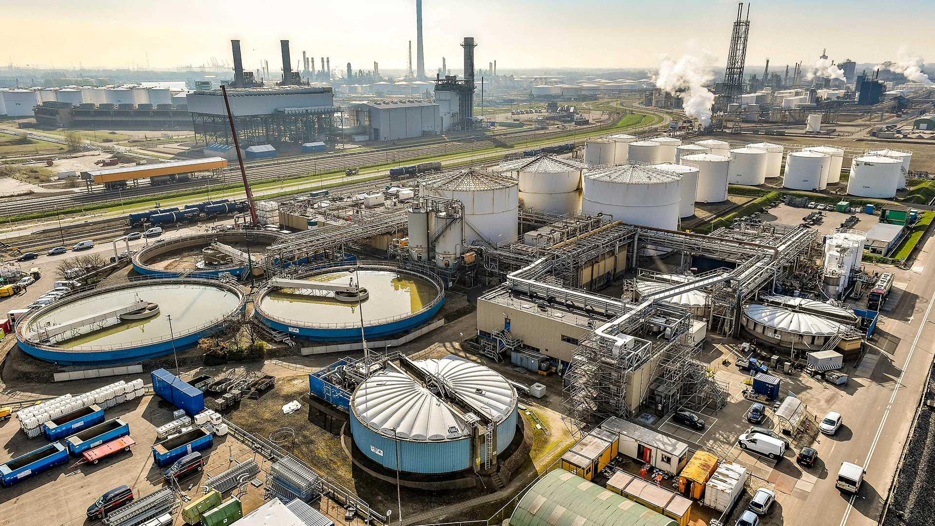 Shell biobrandstoffenfabriek Nederland Pernis Rotterdam van boven