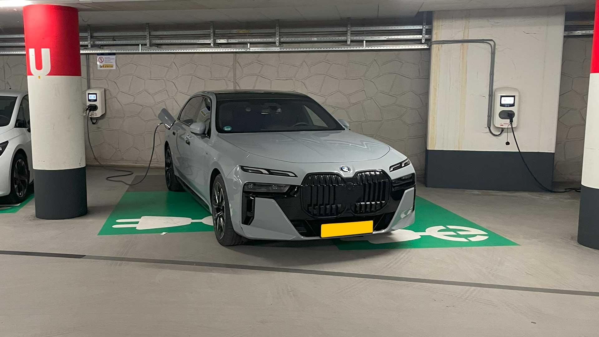 BMW i7 in parkeergarage op twee vakken asociaal geparkeerd