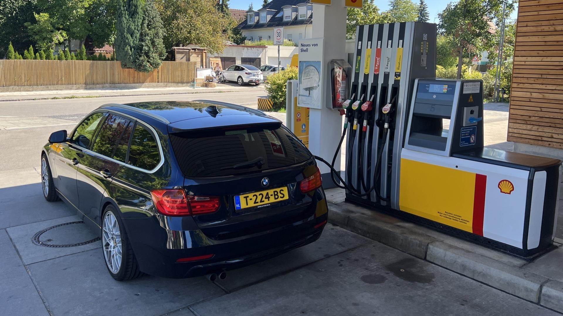 BMW 330d Touring (F31) tankstation Duitsland zijkant achter