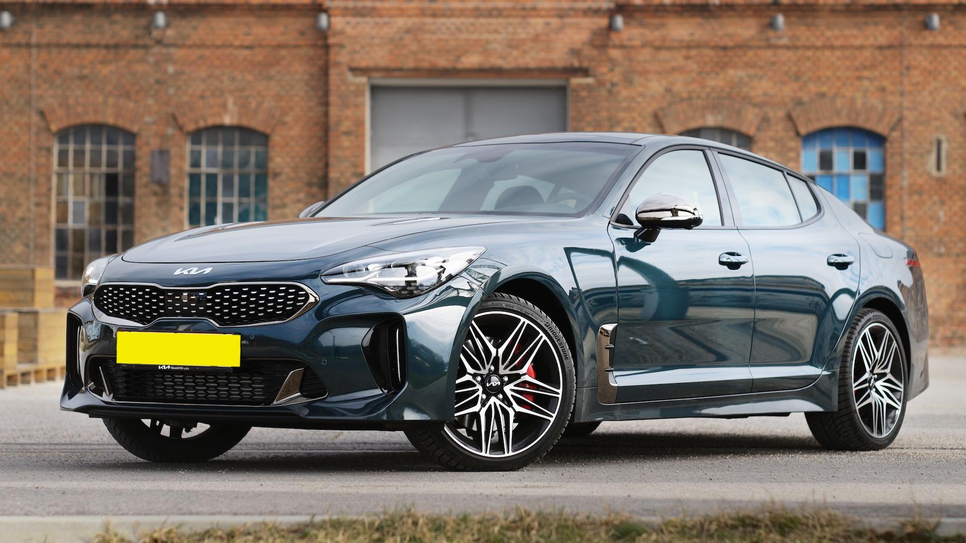 Kia Stinger GT groen zijkant voor links (2023)