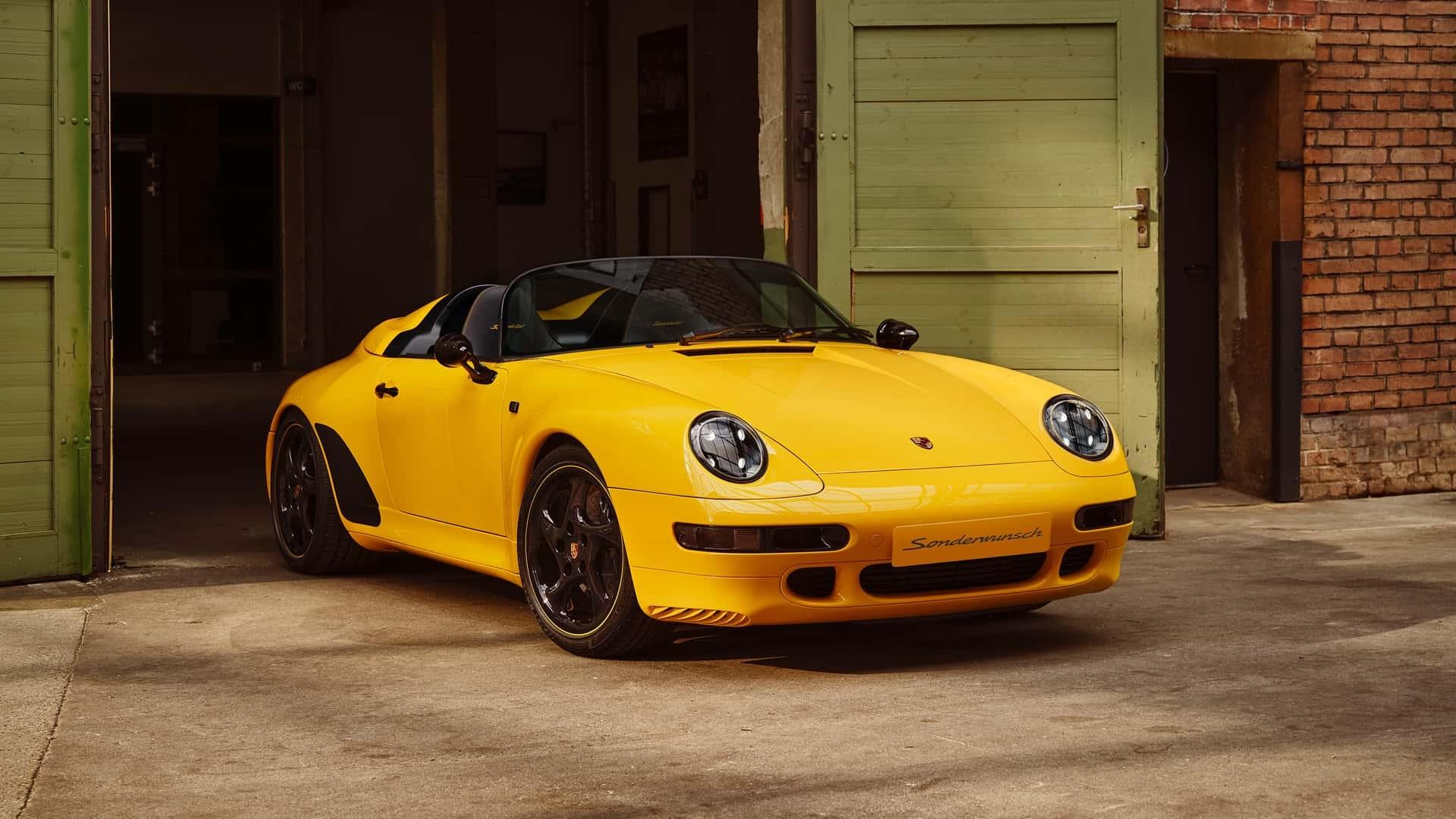 Porsche 911 Speedster (993) geel voor zij schuin schuur