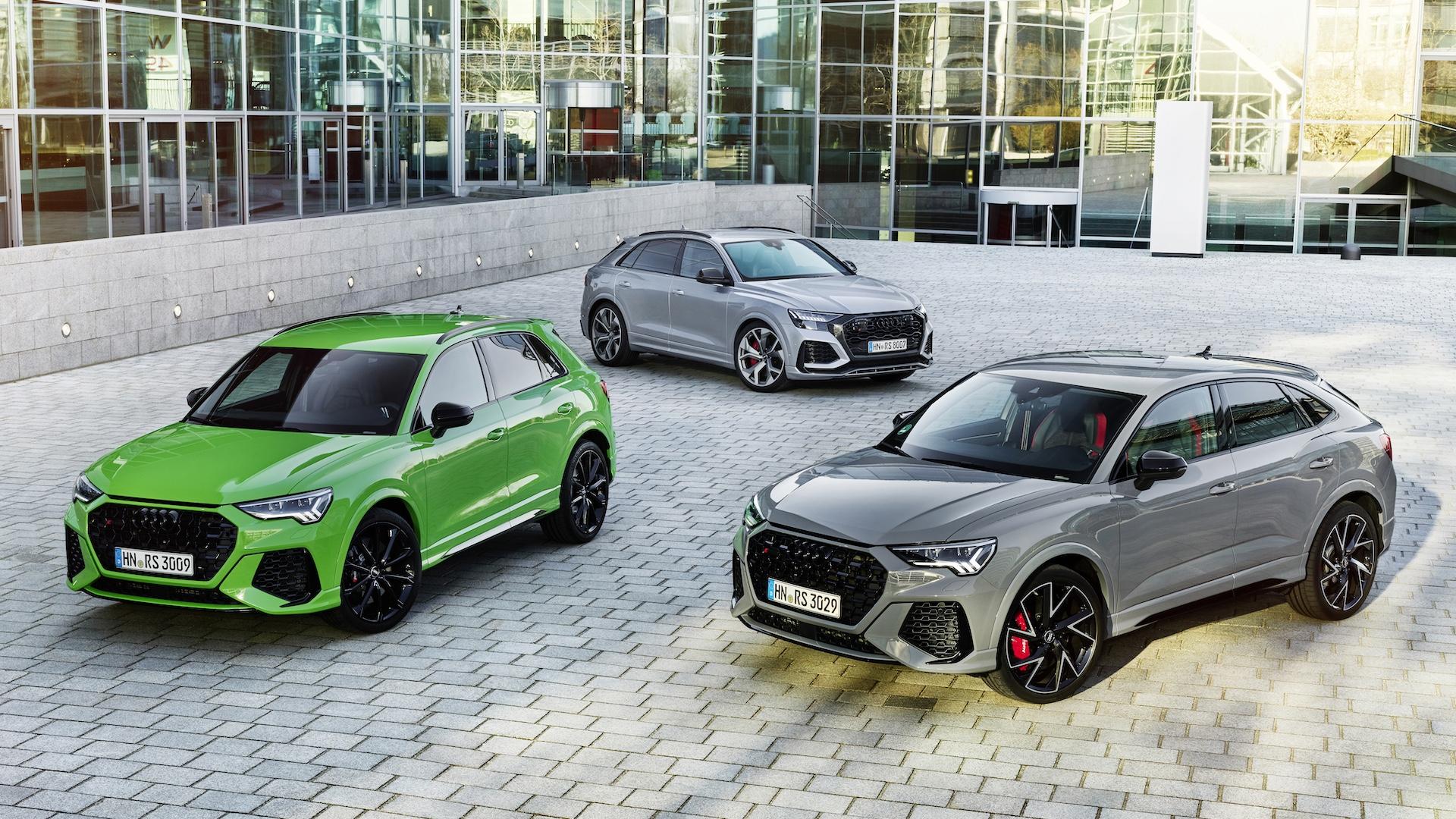 Audi RS Q3 Sportback RS Q3 RS RS Q8 zijkant voor gebouw