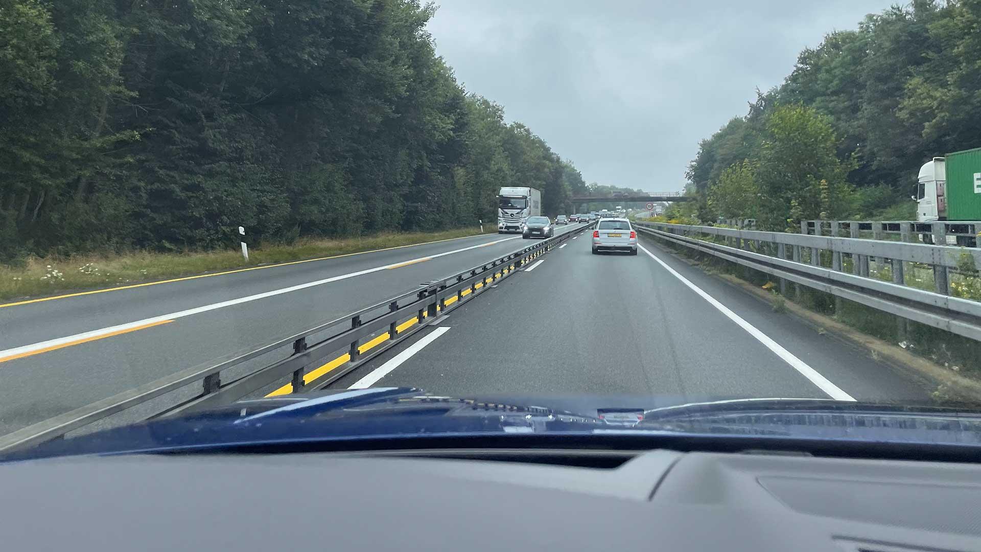 Regen op Autobahn in Duitsland (Winterse omstandigheden)