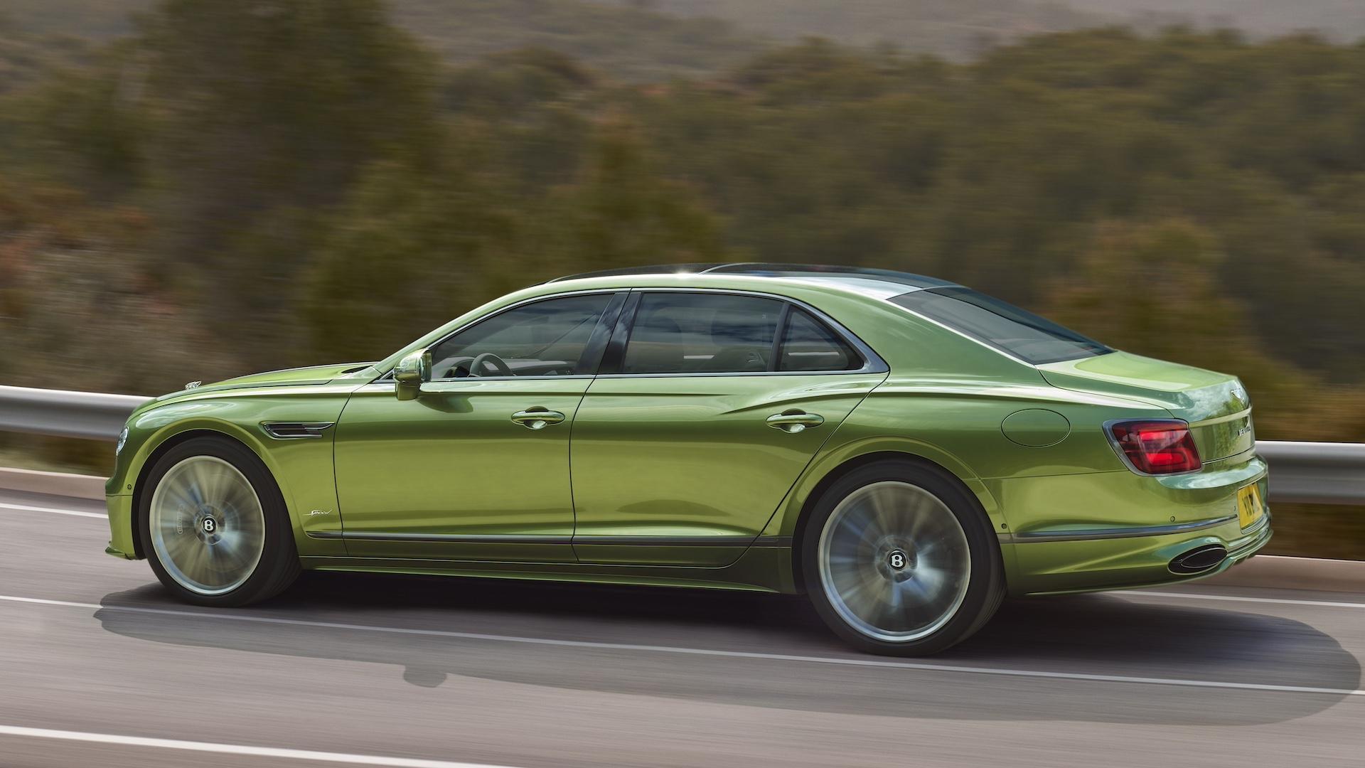 Bentley Flying Spur Speed (20224) groen linker zijkant schuin achter rijdend op weg