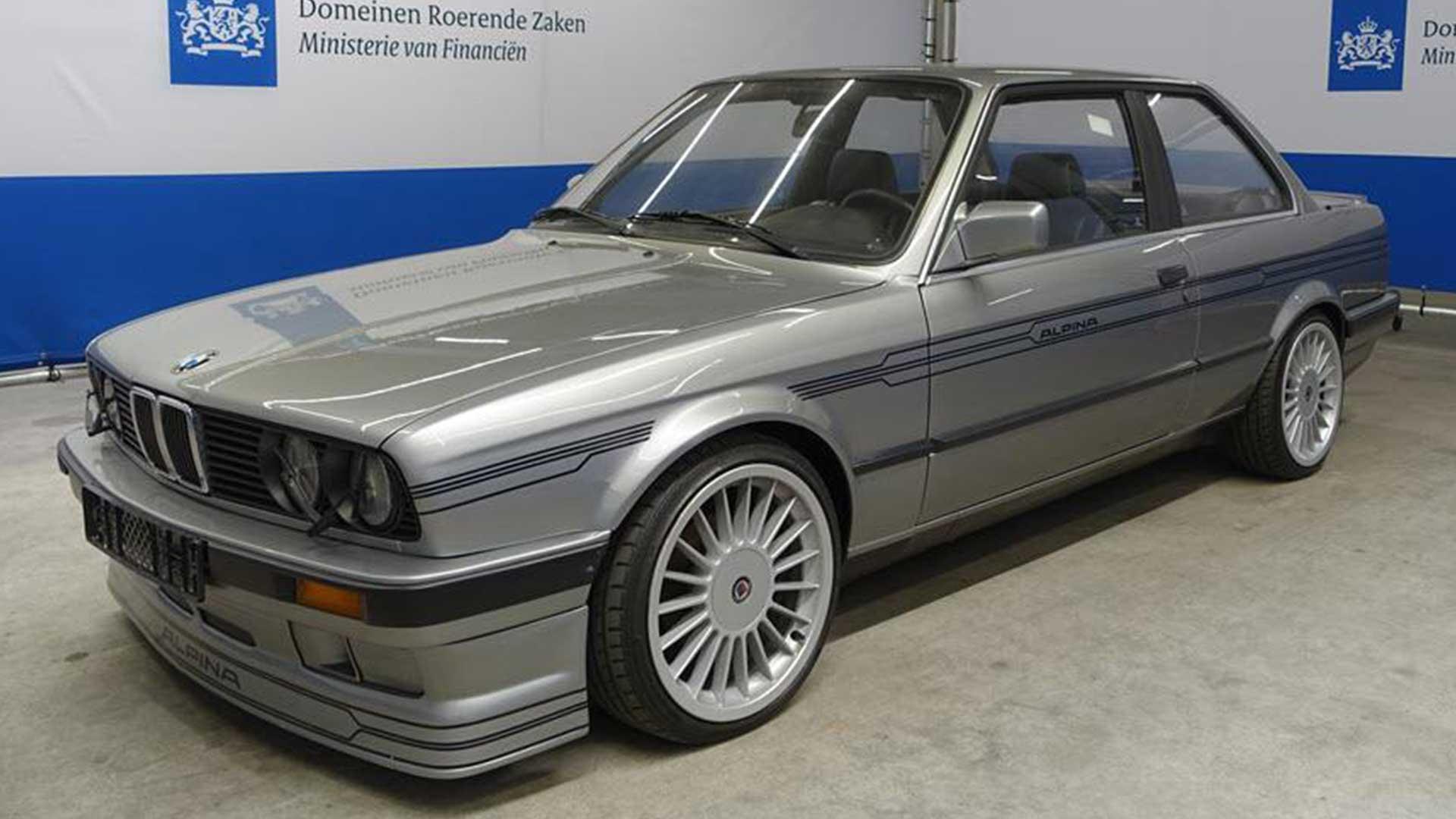 BMW E30 die eruitziet als Alpina B6 bij Domeinen