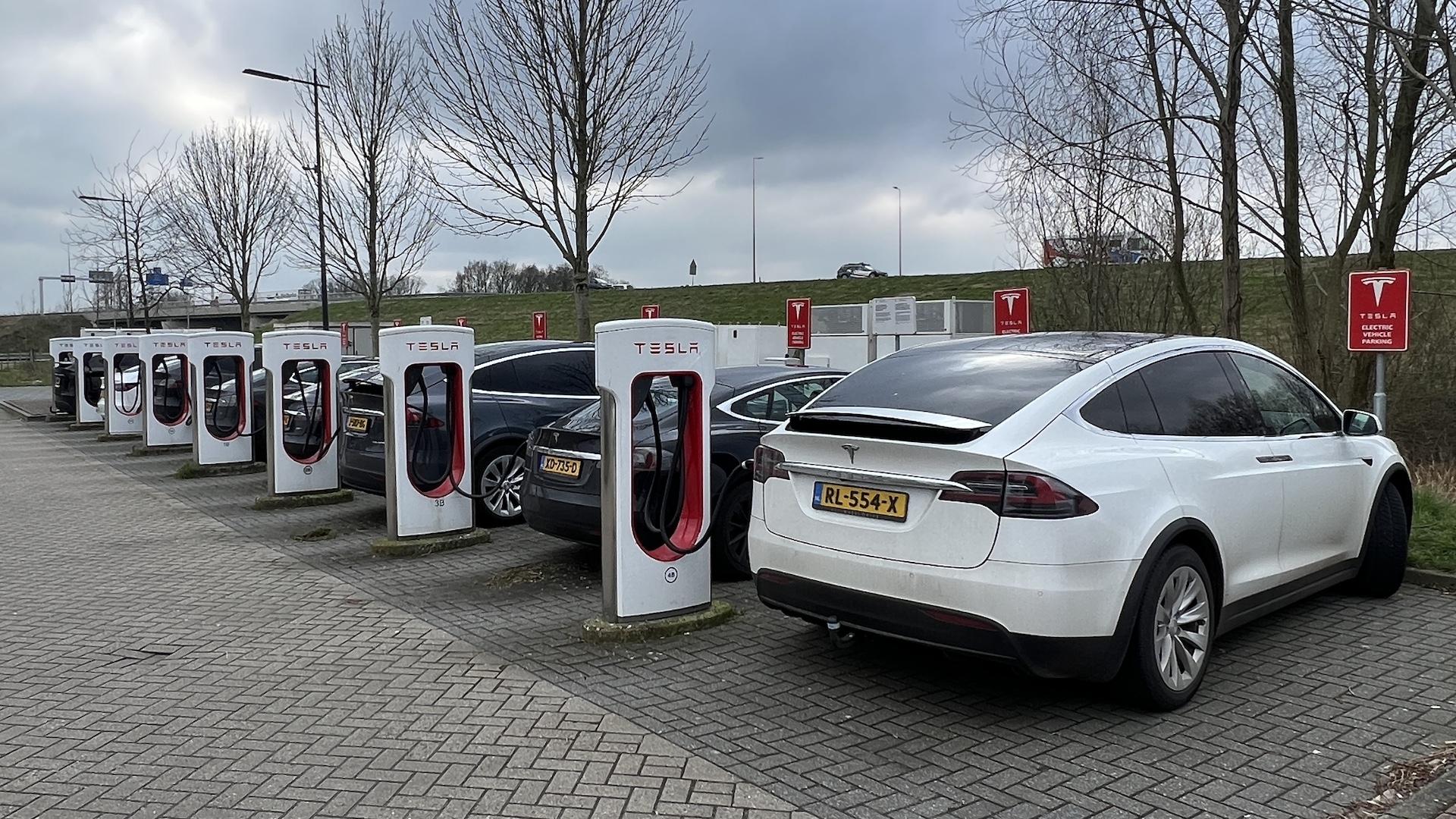 Tesla superchargers laden groene stroom