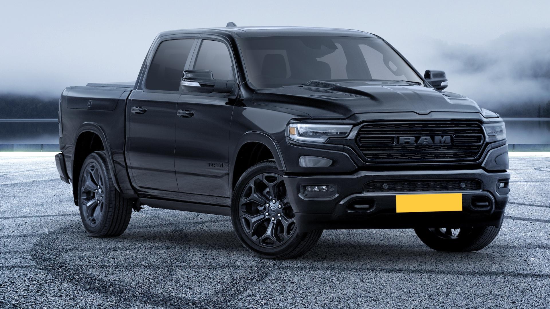 Ram 1500 zwart zijkant voor schuin